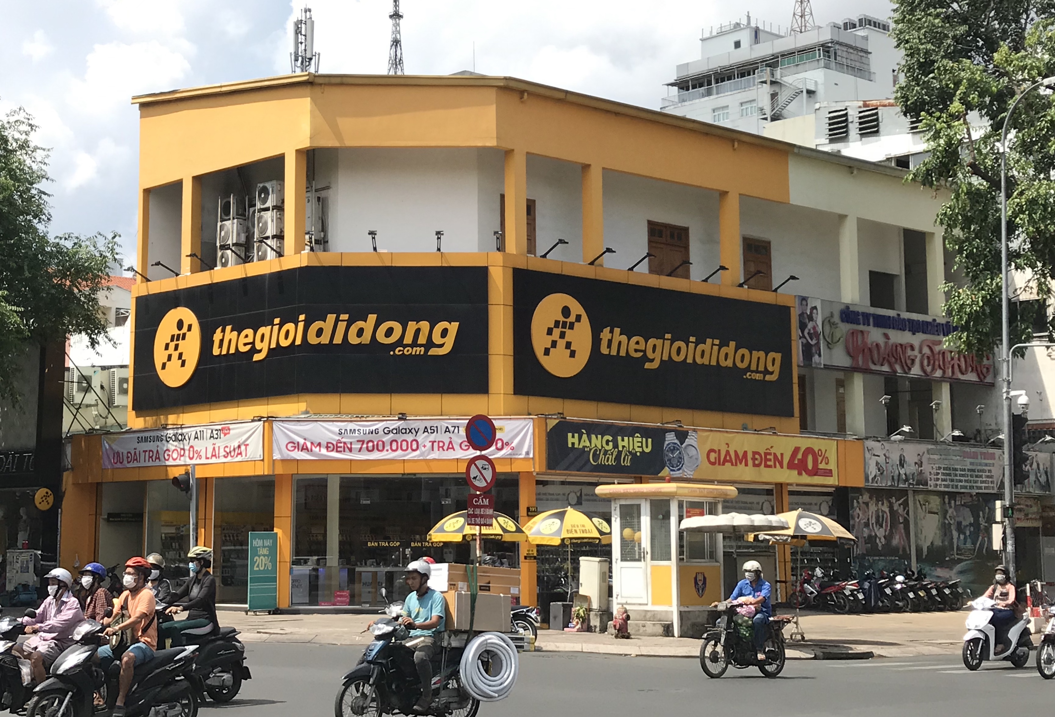 Doanh thu, lợi nhuận giảm mạnh vì Covid-19, sếp Thế Giới Di Động nói tình hình đã tốt lại, tháng 5 bán được 9.000-10.000 tỉ là bình thường - Ảnh 1. Doanh thu, lợi nhuận giảm mạnh vì Covid-19, sếp Thế Giới Di Động nói tình hình đã tốt lại, tháng 5 bán được 9.000-10.000 tỉ là bình thường - Ảnh 1.