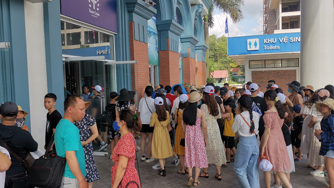Du khách đổ xô đi Hạ Long trong ngày miễn phí cuối cùng của tháng 5 - Ảnh 1. Du khách đổ xô đi Hạ Long trong ngày miễn phí cuối cùng của tháng 5 - Ảnh 1.