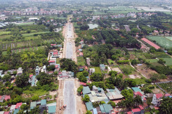 Nhiều ngôi nhà vẫn án ngữ giữa đường nối ĐH Mỏ Địa chất vào KCN Nam Thăng Long