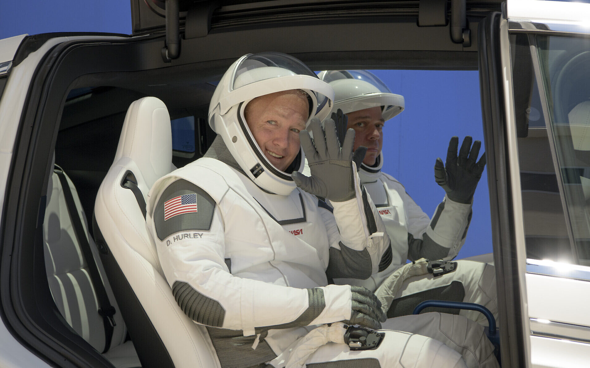 Lần đầu tiên sau một thập kỉ, SpaceX đưa các phi hành gia lên vũ trụ từ đất Mỹ - Ảnh 1. Lần đầu tiên sau một thập kỉ, SpaceX đưa các phi hành gia lên vũ trụ từ đất Mỹ - Ảnh 1.