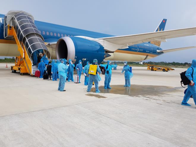 Vietnam Airlines đưa hơn 340 công dân từ Singapore về nước - Ảnh 3.