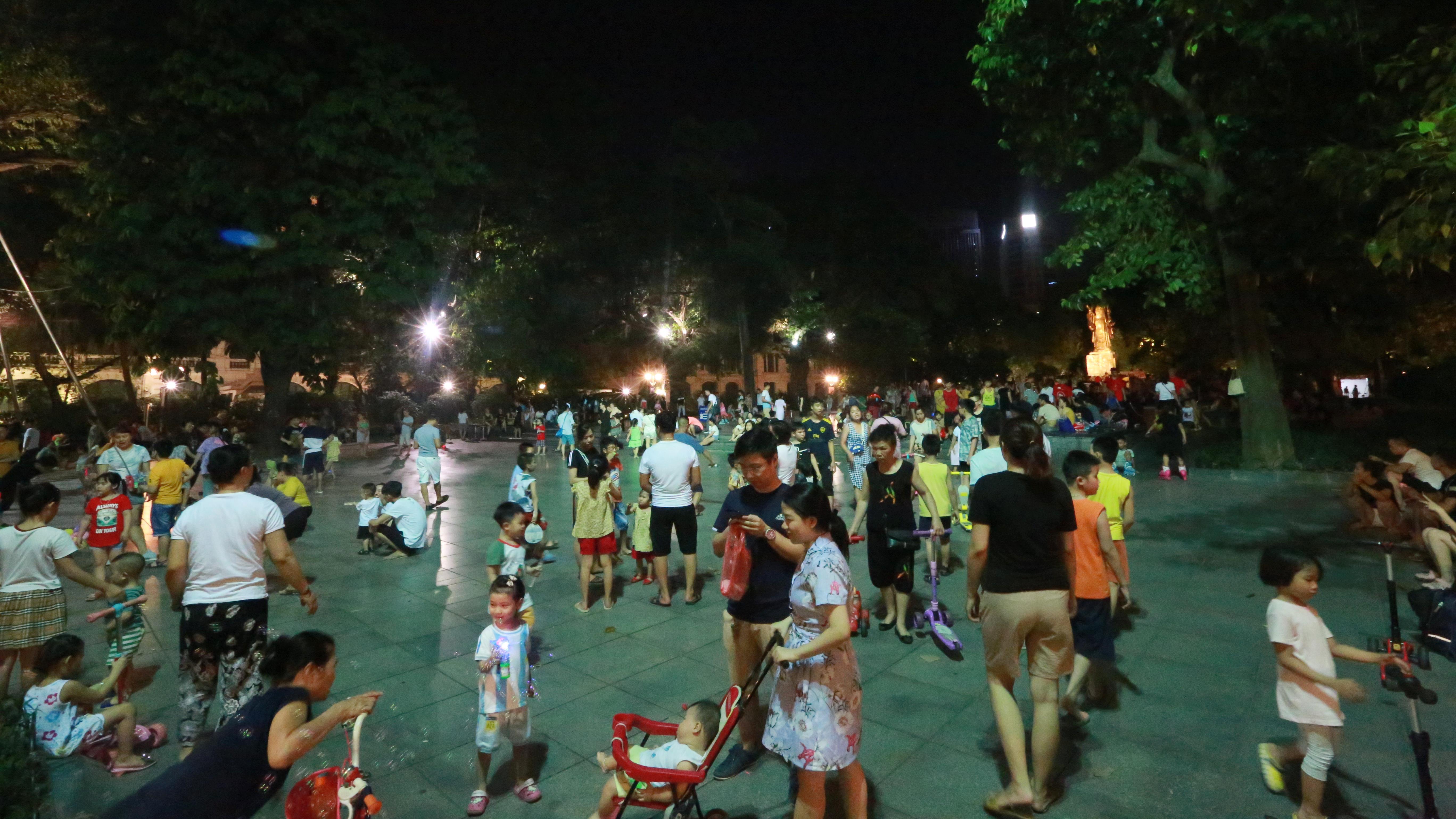 Người dân nườm nượp đổ về Phố đi bộ Hồ Gươm đón Tết Thiếu nhi - Ảnh 2. Người dân nườm nượp đổ về Phố đi bộ Hồ Gươm đón Tết Thiếu nhi - Ảnh 2.