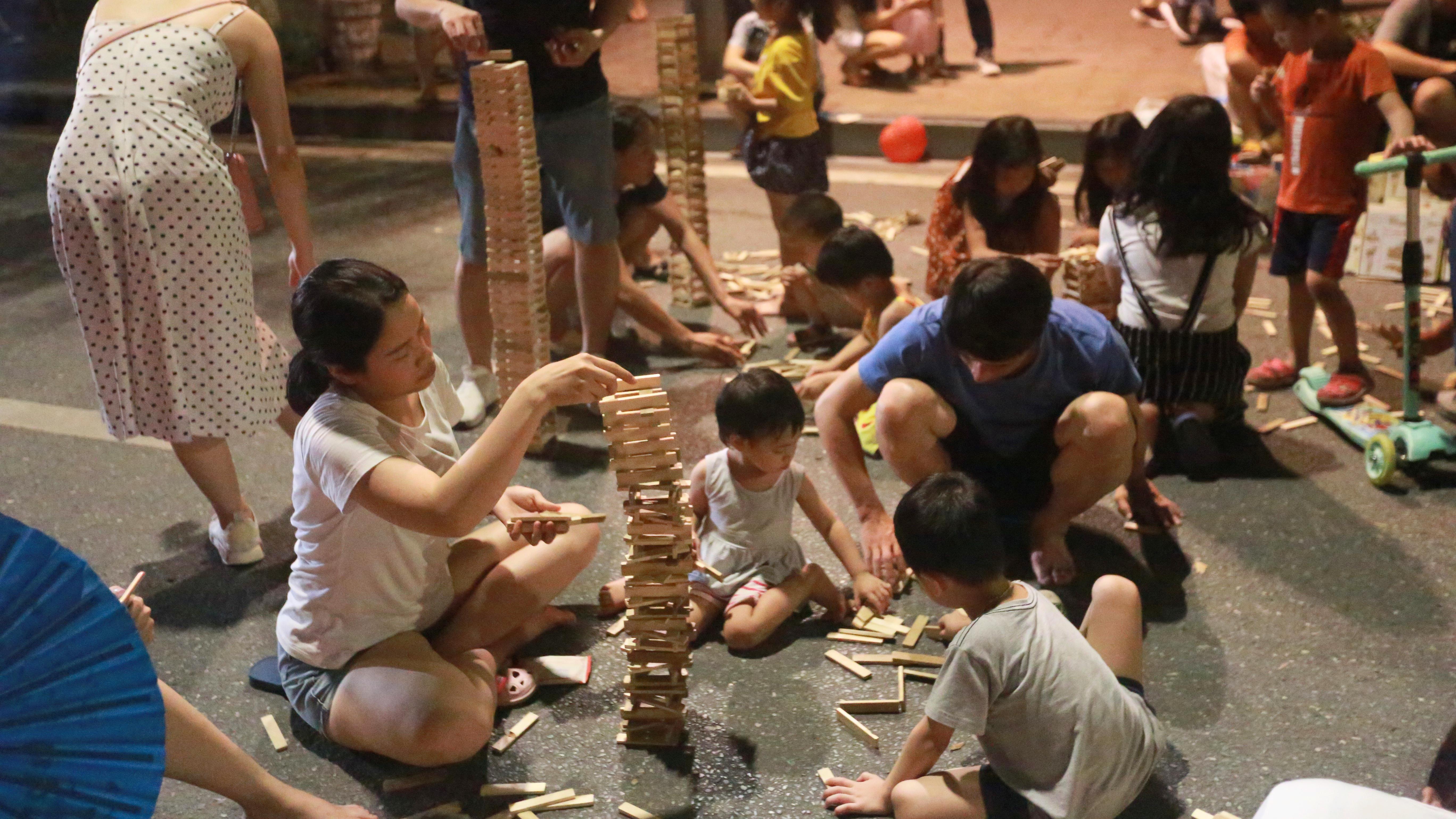 Người dân nườm nượp đổ về Phố đi bộ Hồ Gươm đón Tết Thiếu nhi - Ảnh 11. Người dân nườm nượp đổ về Phố đi bộ Hồ Gươm đón Tết Thiếu nhi - Ảnh 11.