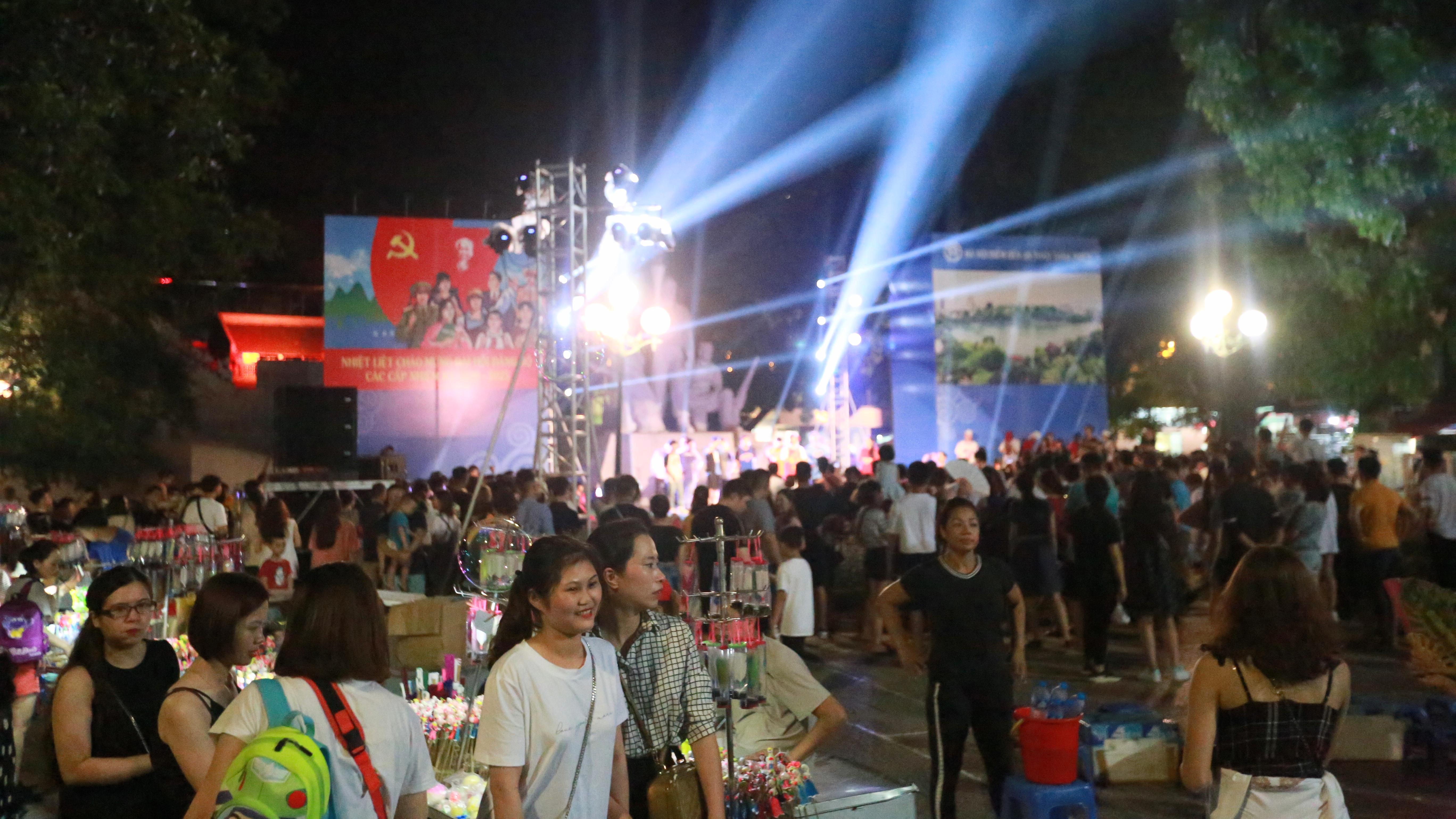 Người dân nườm nượp đổ về Phố đi bộ Hồ Gươm đón Tết Thiếu nhi - Ảnh 3. Người dân nườm nượp đổ về Phố đi bộ Hồ Gươm đón Tết Thiếu nhi - Ảnh 3.