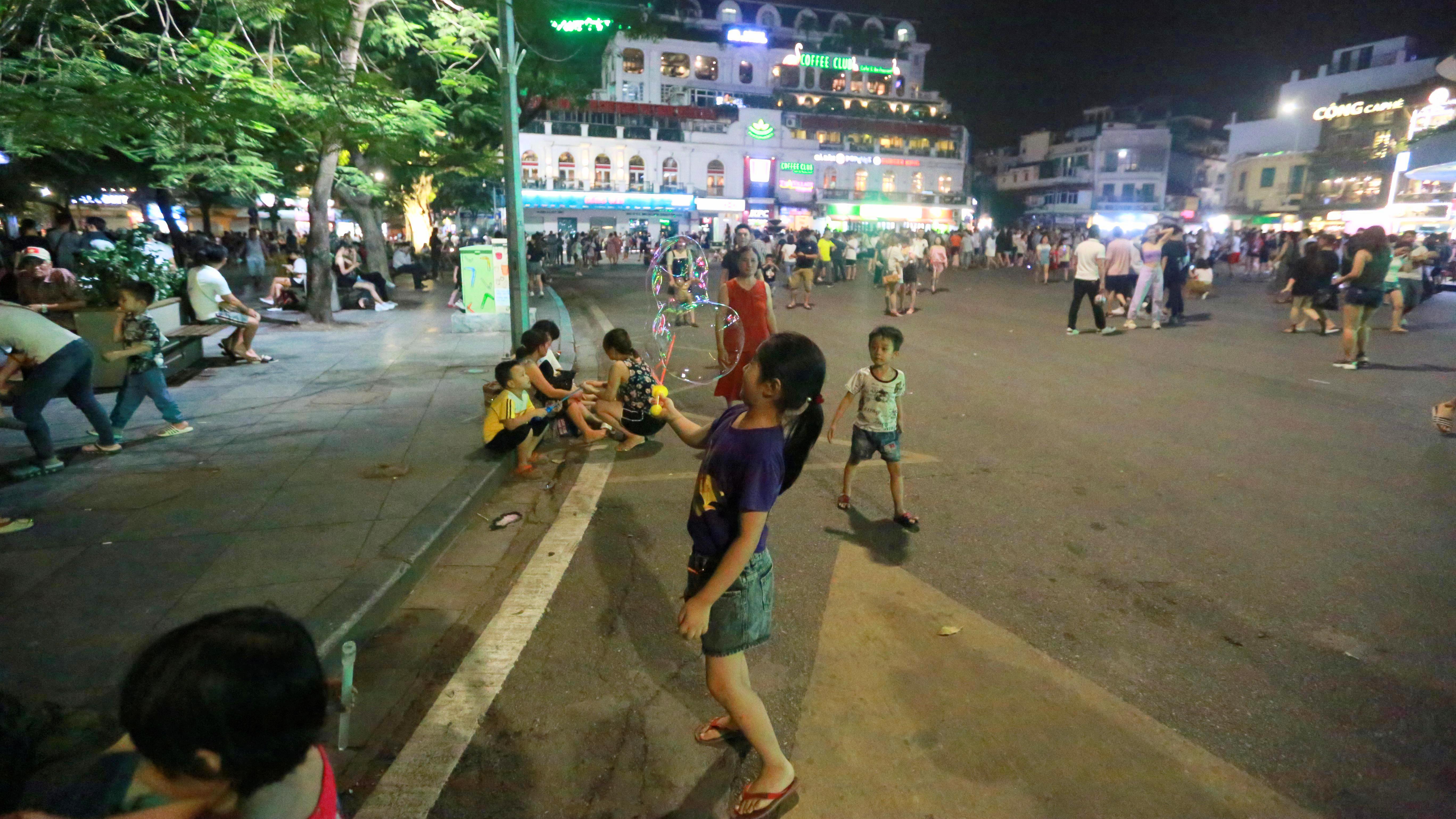 Người dân nườm nượp đổ về Phố đi bộ Hồ Gươm đón Tết Thiếu nhi - Ảnh 13. Người dân nườm nượp đổ về Phố đi bộ Hồ Gươm đón Tết Thiếu nhi - Ảnh 13.