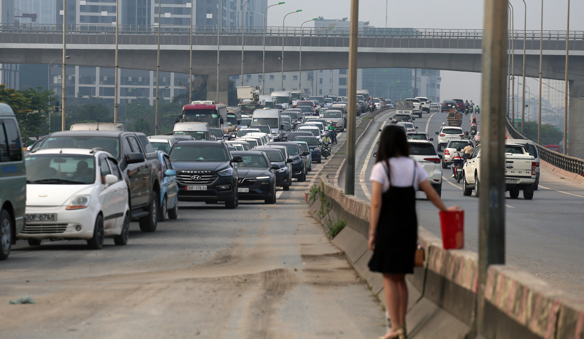 Nhiều tuyến đường ở Hà Nội tắc không lối thoát ngày học sinh trở lại trường - Ảnh 1.