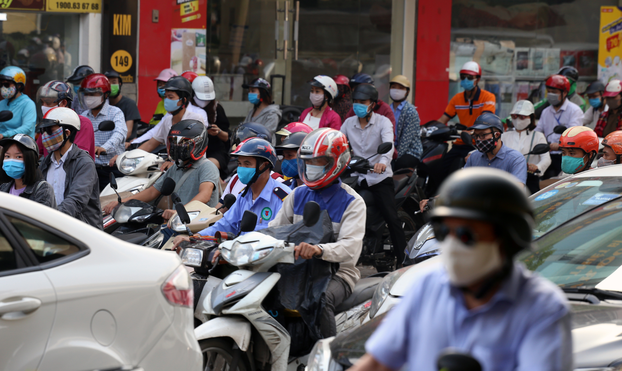 Hà Nội nắng nóng, người dân phớt lờ qui định đeo khẩu trang - Ảnh 1. Hà Nội nắng nóng, người dân phớt lờ qui định đeo khẩu trang - Ảnh 1.