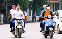 Hà Nội nắng nóng, nhiều người không còn tuân thủ qui định đeo khẩu trang