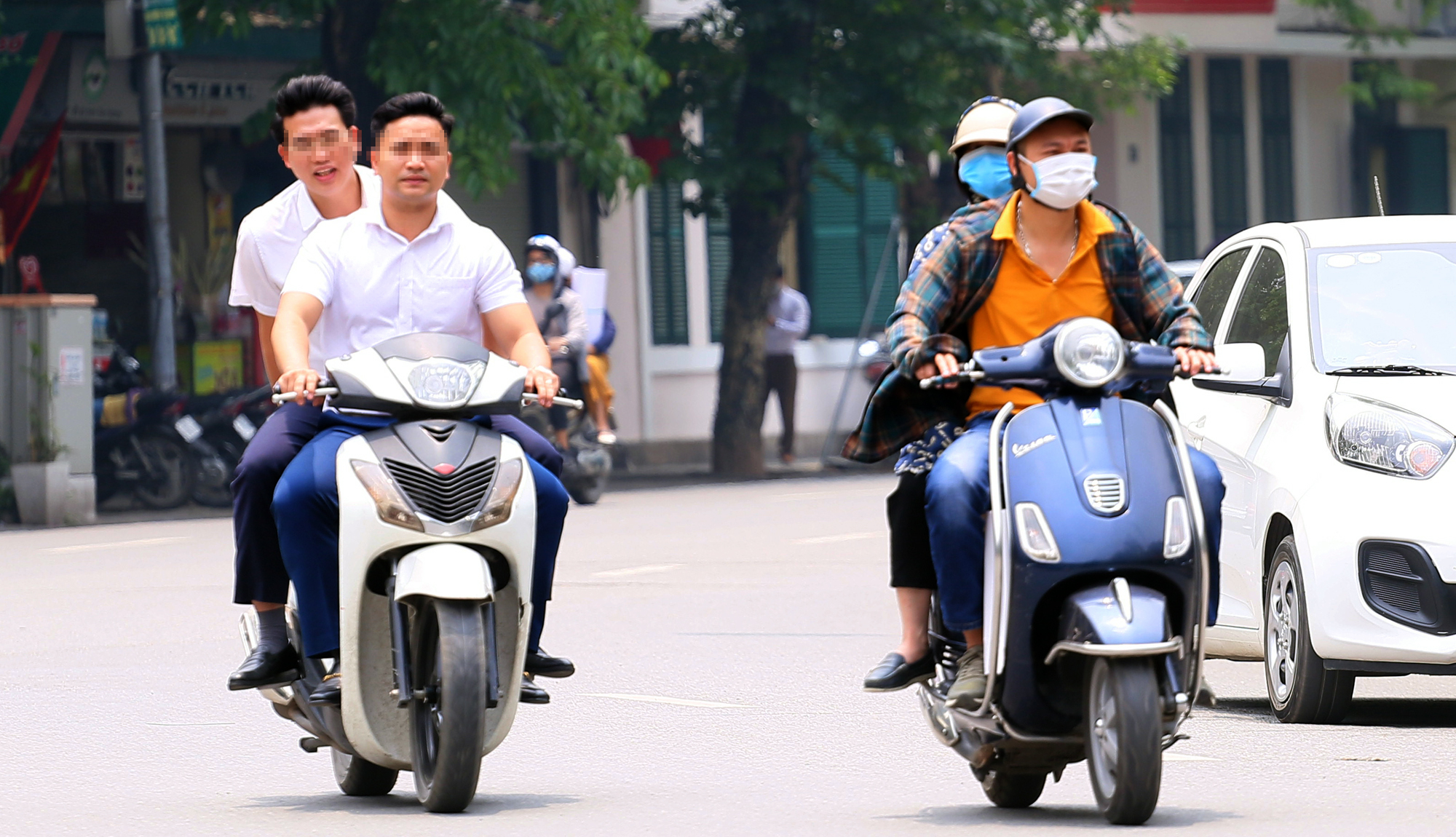 Hà Nội nắng nóng, người dân phớt lờ qui định đeo khẩu trang - Ảnh 10. Hà Nội nắng nóng, người dân phớt lờ qui định đeo khẩu trang - Ảnh 10.