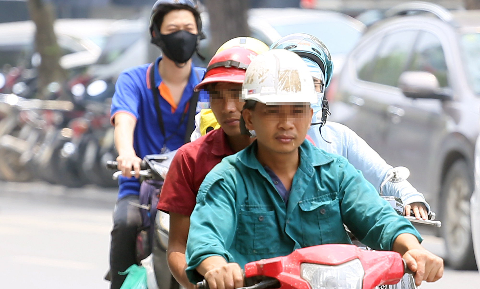 Hà Nội nắng nóng, người dân phớt lờ qui định đeo khẩu trang - Ảnh 11. Hà Nội nắng nóng, người dân phớt lờ qui định đeo khẩu trang - Ảnh 11.