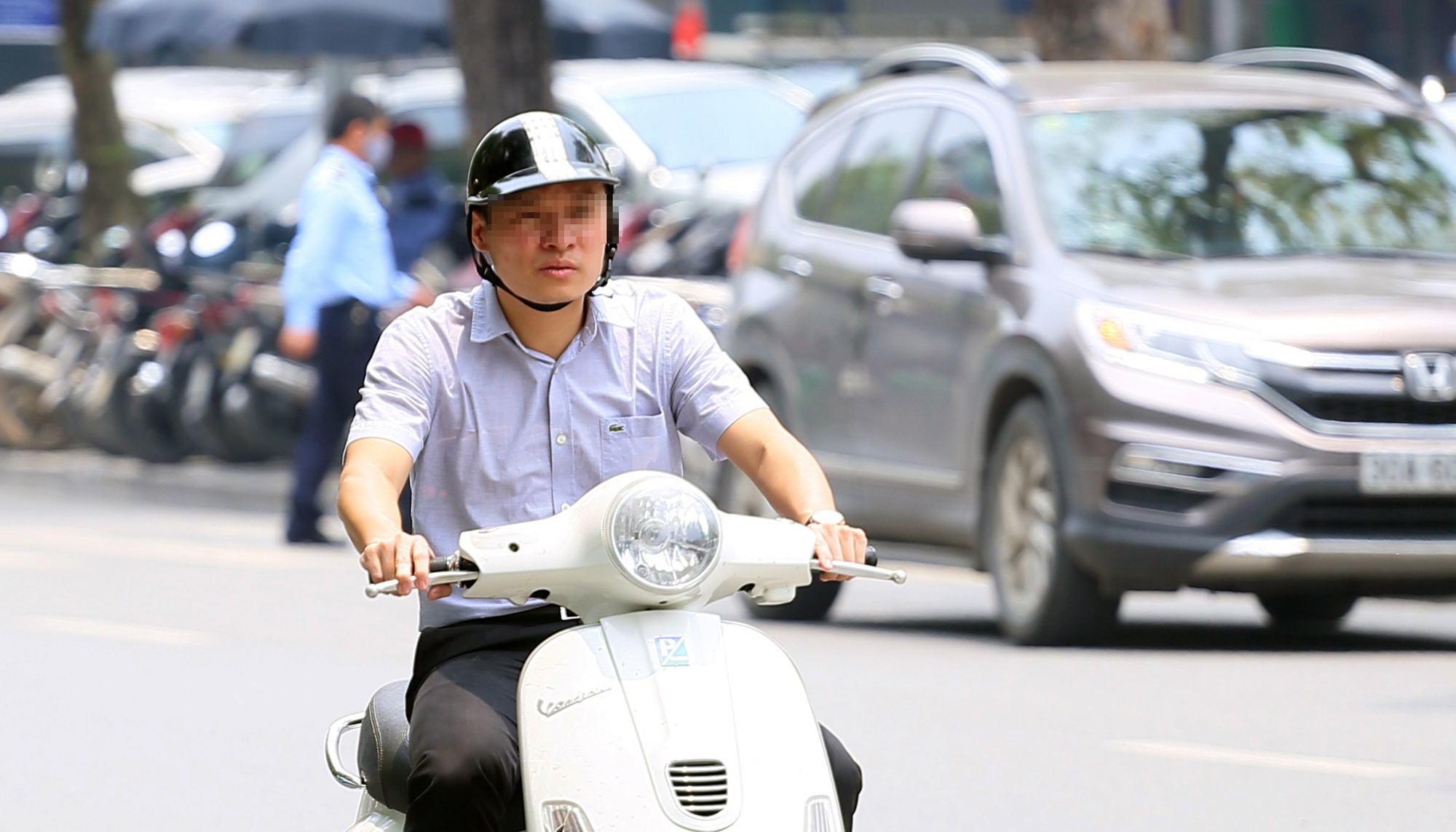 Hà Nội nắng nóng, người dân phớt lờ qui định đeo khẩu trang - Ảnh 12. Hà Nội nắng nóng, người dân phớt lờ qui định đeo khẩu trang - Ảnh 12.