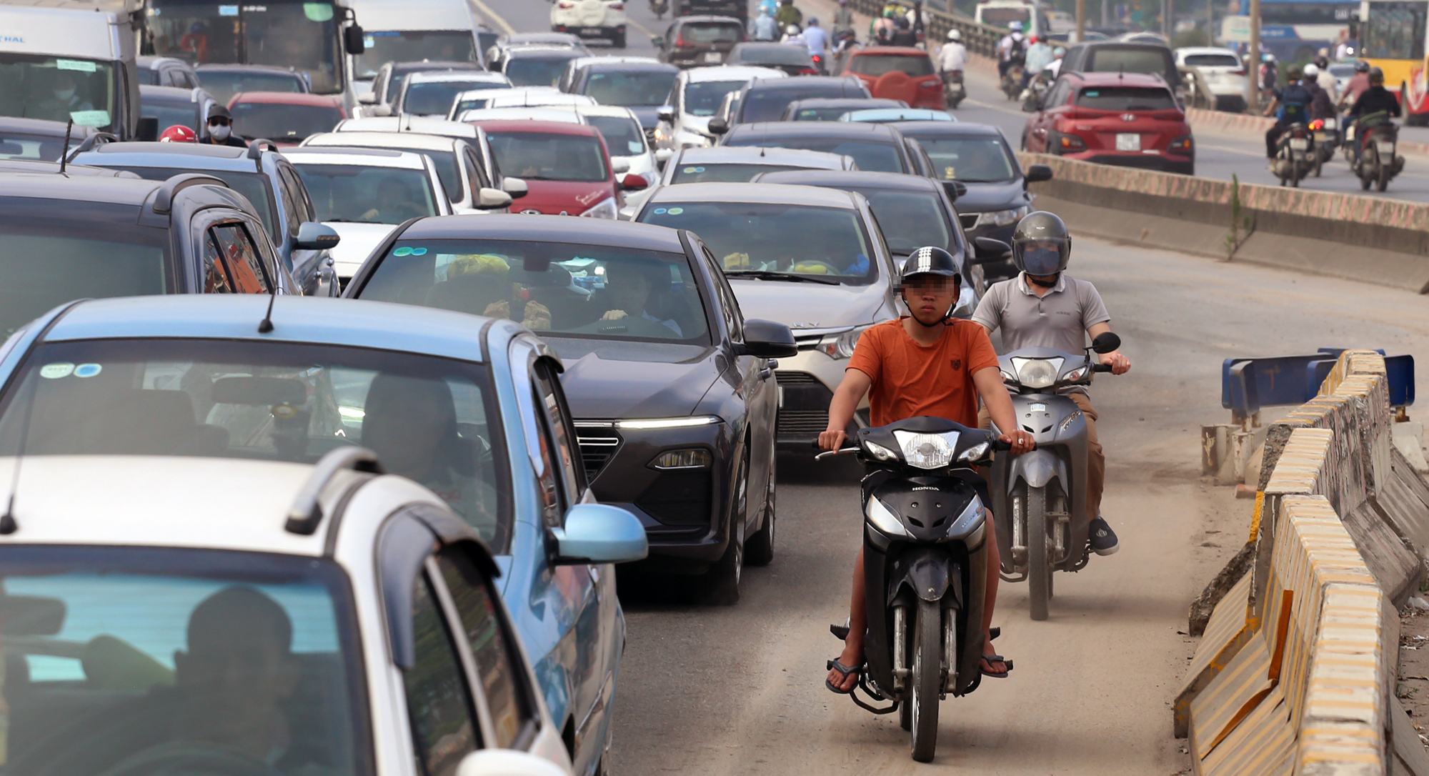 Hà Nội nắng nóng, người dân phớt lờ qui định đeo khẩu trang - Ảnh 2. Hà Nội nắng nóng, người dân phớt lờ qui định đeo khẩu trang - Ảnh 2.