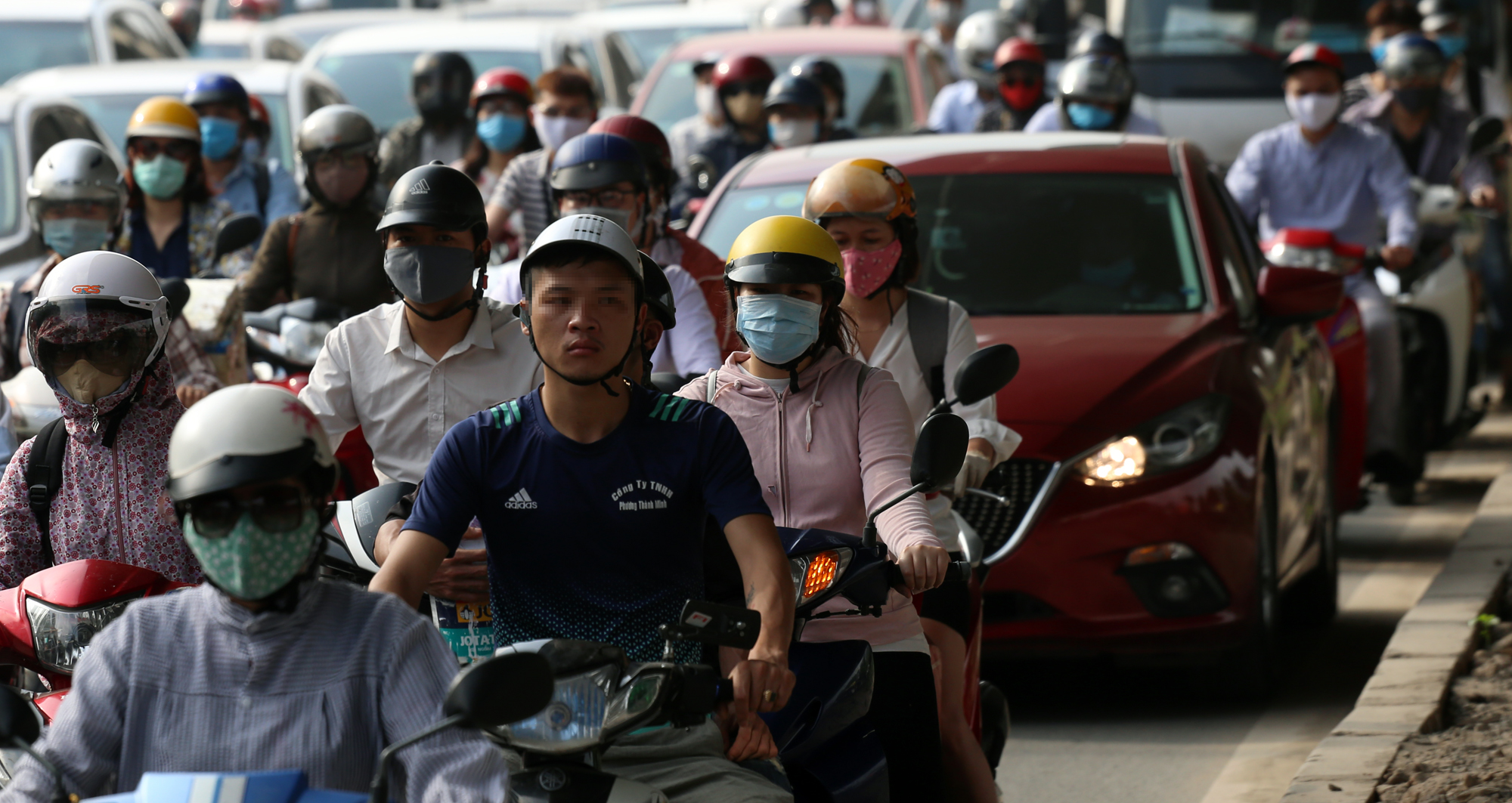 Hà Nội nắng nóng, người dân phớt lờ qui định đeo khẩu trang - Ảnh 3. Hà Nội nắng nóng, người dân phớt lờ qui định đeo khẩu trang - Ảnh 3.