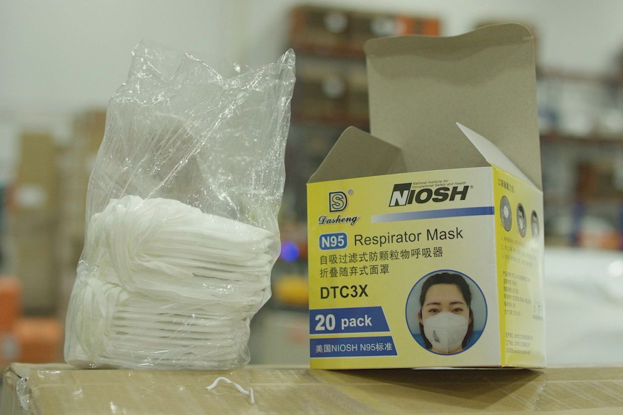 Khẩu trang chất lượng thấp xâm nhập, nguồn cung đồ bảo hộ chống dịch Covid-19 của Mỹ bị đe dọa - Ảnh 1. Khẩu trang chất lượng thấp xâm nhập, nguồn cung đồ bảo hộ chống dịch Covid-19 của Mỹ bị đe dọa - Ảnh 1.