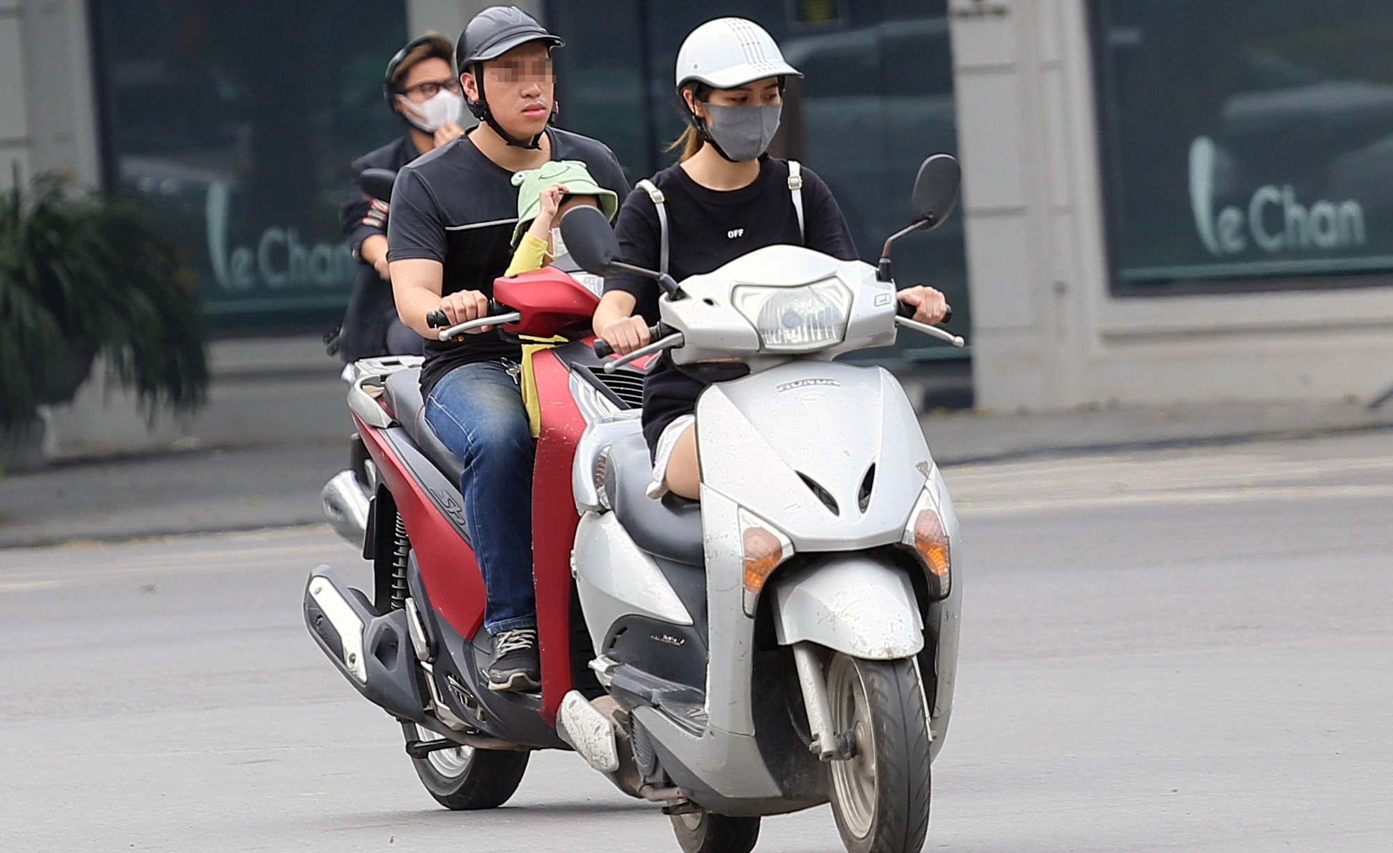 Hà Nội nắng nóng, người dân phớt lờ qui định đeo khẩu trang - Ảnh 5. Hà Nội nắng nóng, người dân phớt lờ qui định đeo khẩu trang - Ảnh 5.