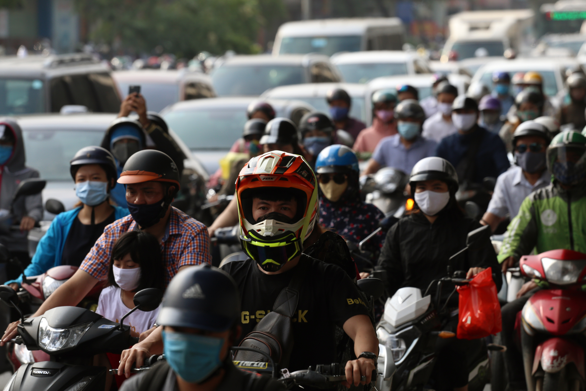 Nhiều tuyến đường ở Hà Nội tắc không lối thoát ngày học sinh trở lại trường - Ảnh 6.