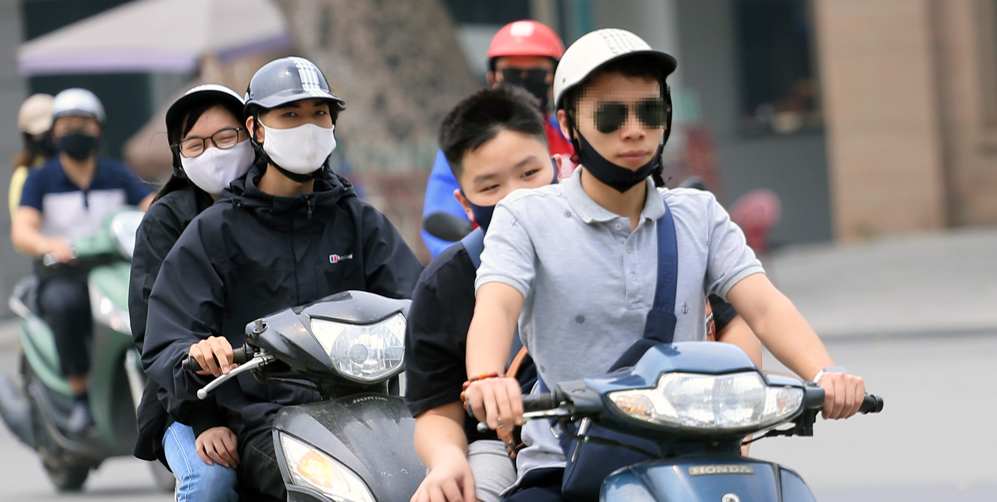 Hà Nội nắng nóng, người dân phớt lờ qui định đeo khẩu trang - Ảnh 6. Hà Nội nắng nóng, người dân phớt lờ qui định đeo khẩu trang - Ảnh 6.