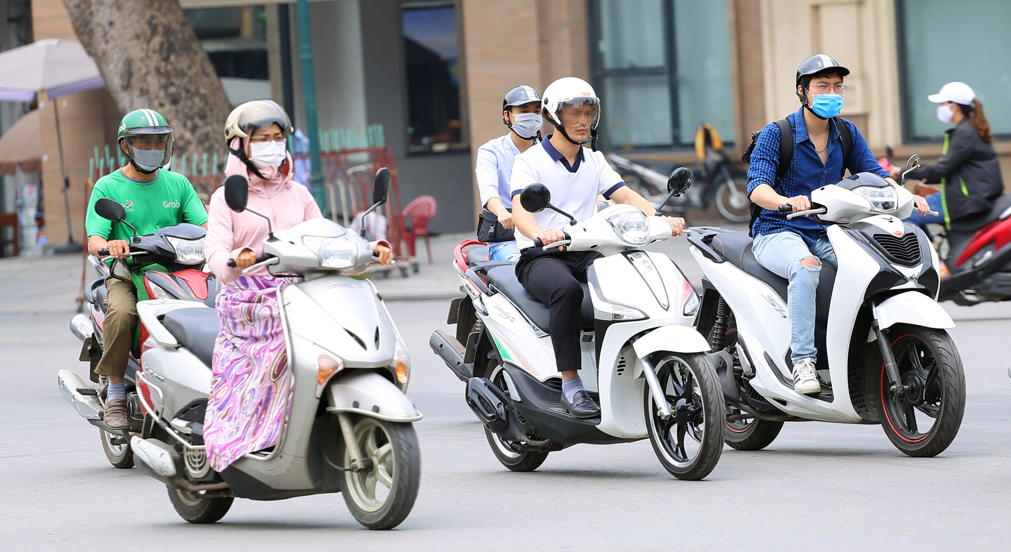 Hà Nội nắng nóng, người dân phớt lờ qui định đeo khẩu trang - Ảnh 7. Hà Nội nắng nóng, người dân phớt lờ qui định đeo khẩu trang - Ảnh 7.