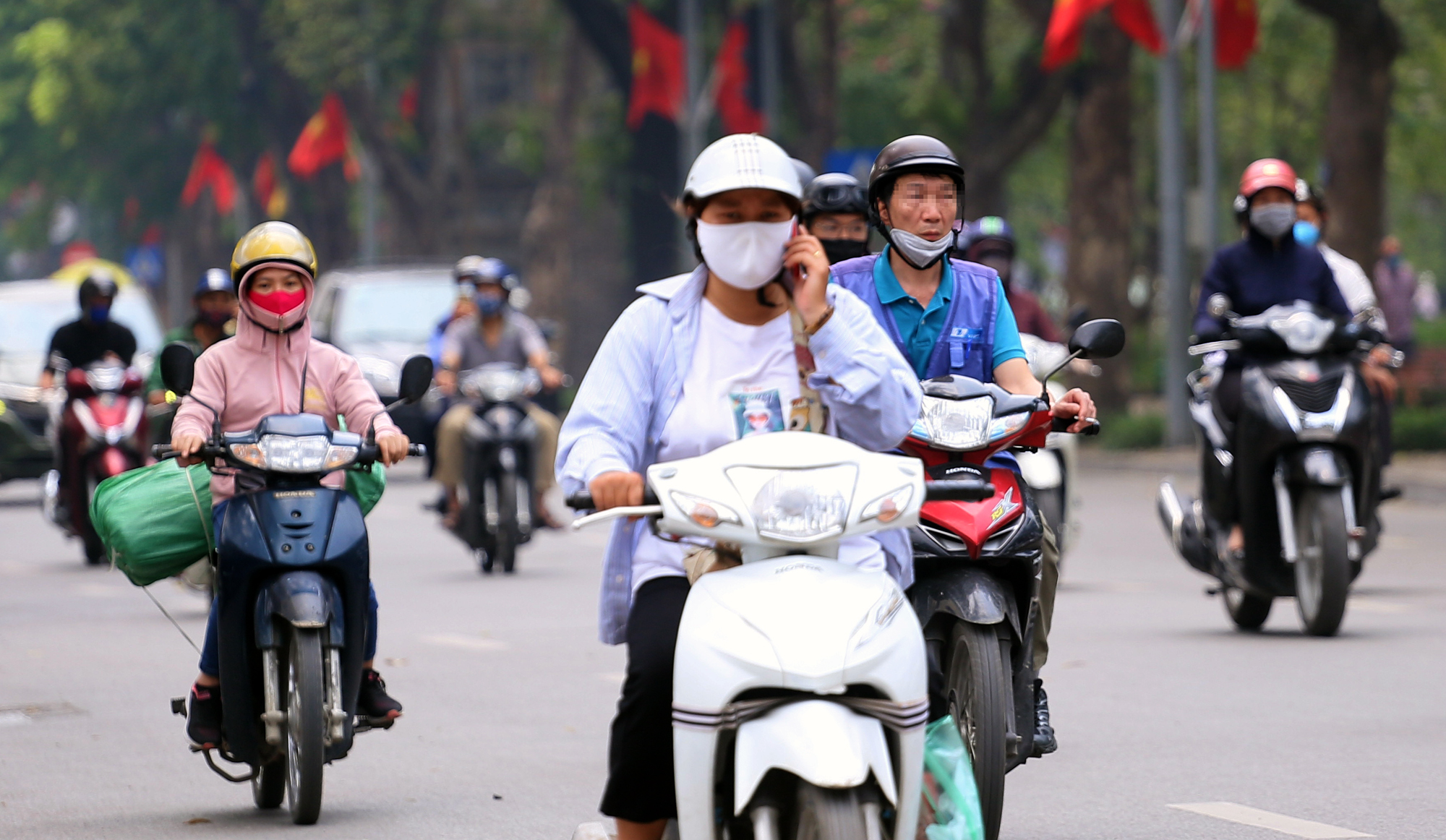 Hà Nội nắng nóng, người dân phớt lờ qui định đeo khẩu trang - Ảnh 8. Hà Nội nắng nóng, người dân phớt lờ qui định đeo khẩu trang - Ảnh 8.