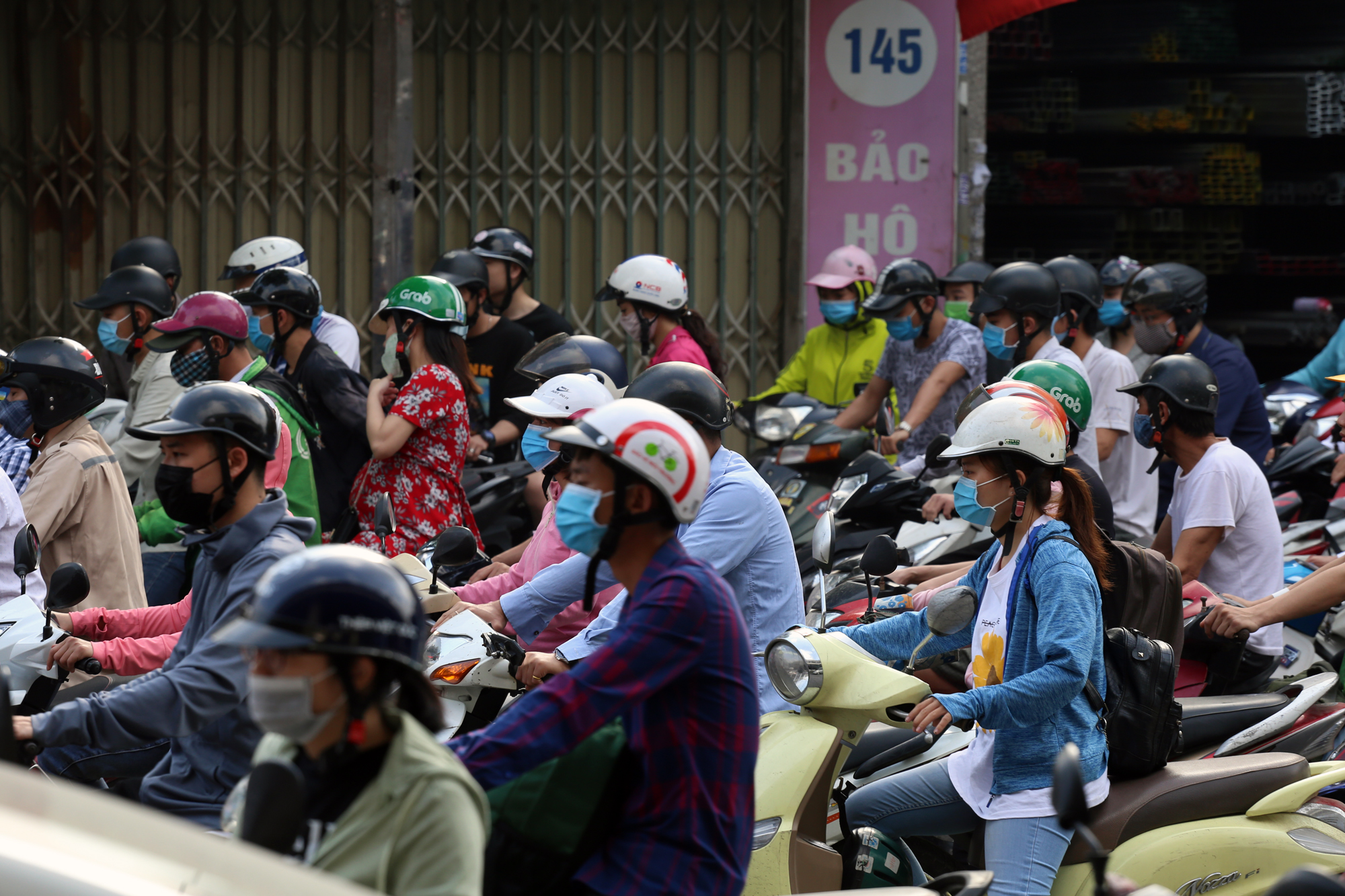Nhiều tuyến đường ở Hà Nội tắc không lối thoát ngày học sinh trở lại trường - Ảnh 8.
