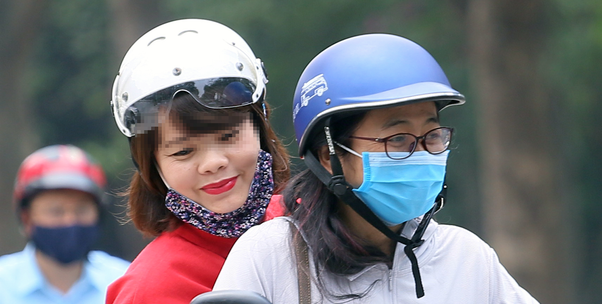 Hà Nội nắng nóng, người dân phớt lờ qui định đeo khẩu trang - Ảnh 9. Hà Nội nắng nóng, người dân phớt lờ qui định đeo khẩu trang - Ảnh 9.