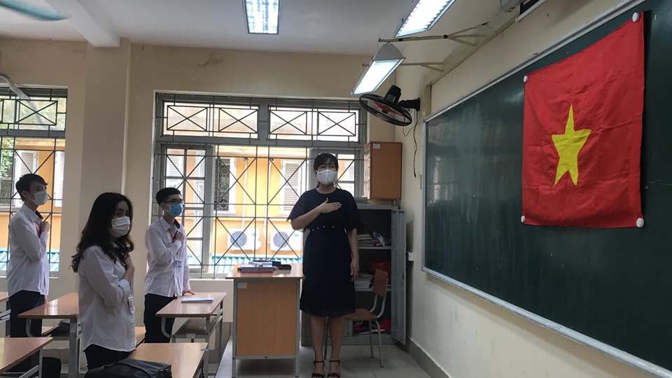 Hà Nội: Học sinh được đo thân nhiệt, giữ khoảng cách 2m trong ngày trở lại trường - Ảnh 17. Hà Nội: Học sinh được đo thân nhiệt, giữ khoảng cách 2m trong ngày trở lại trường - Ảnh 17.