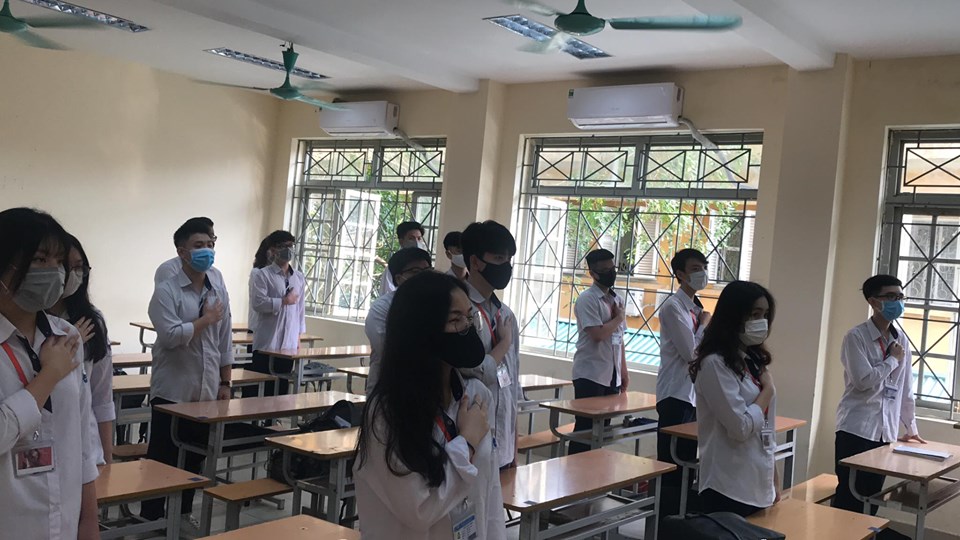 Hà Nội: Học sinh được đo thân nhiệt, giữ khoảng cách 2m trong ngày trở lại trường - Ảnh 16. Hà Nội: Học sinh được đo thân nhiệt, giữ khoảng cách 2m trong ngày trở lại trường - Ảnh 16.