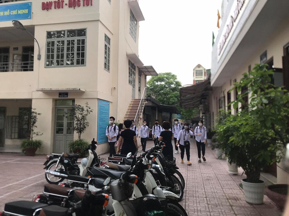 Hà Nội: Học sinh được đo thân nhiệt, giữ khoảng cách 2m trong ngày trở lại trường - Ảnh 14. Hà Nội: Học sinh được đo thân nhiệt, giữ khoảng cách 2m trong ngày trở lại trường - Ảnh 14.