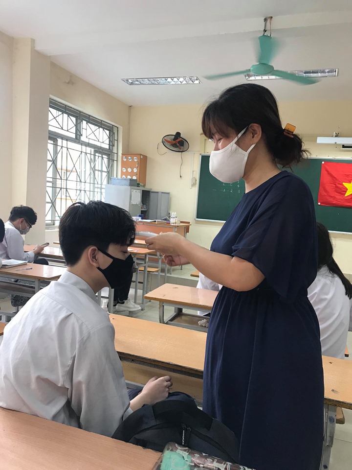 Hà Nội: Học sinh được đo thân nhiệt, giữ khoảng cách 2m trong ngày trở lại trường - Ảnh 15. Hà Nội: Học sinh được đo thân nhiệt, giữ khoảng cách 2m trong ngày trở lại trường - Ảnh 15.