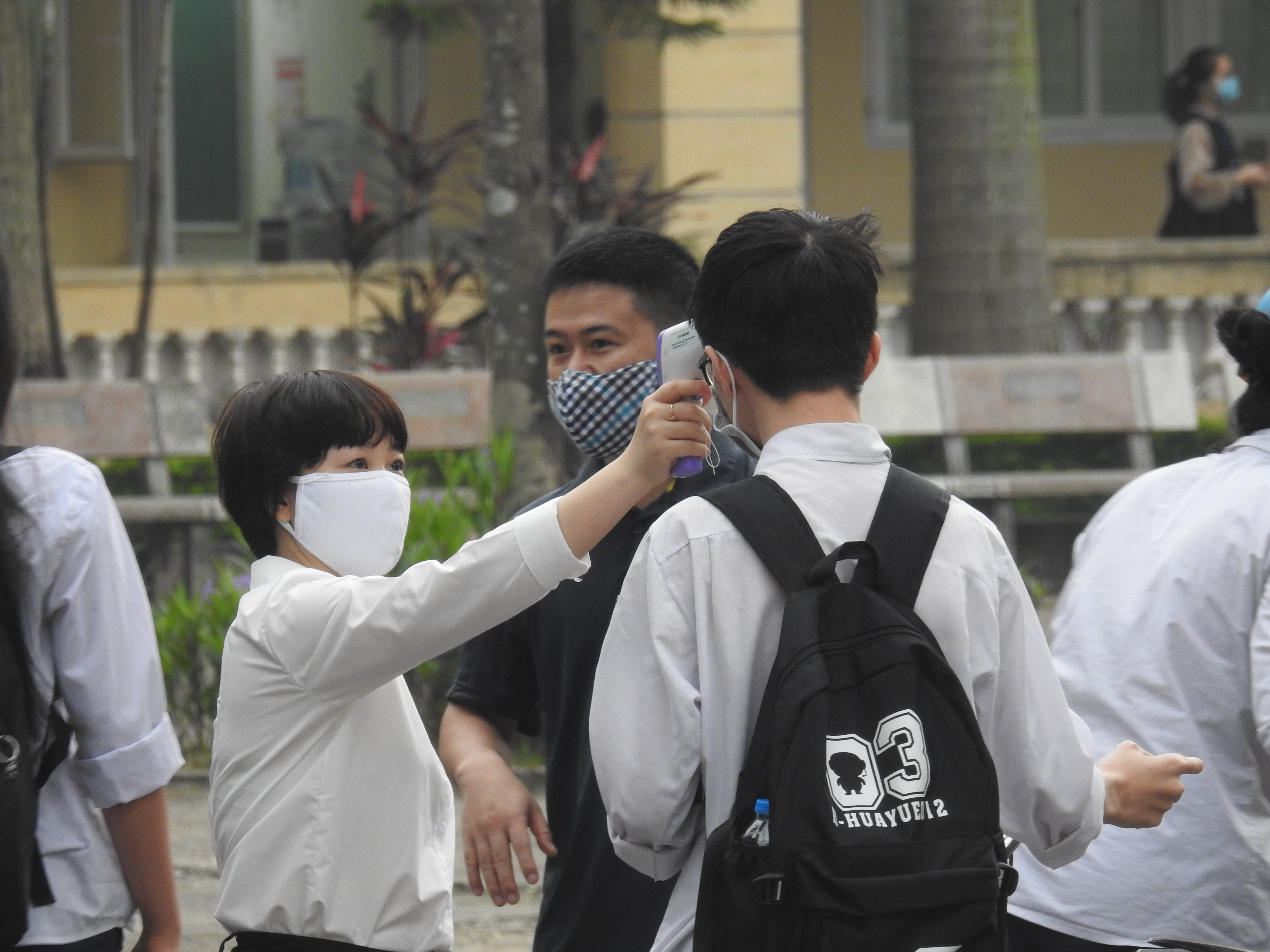 Hà Nội: Học sinh được đo thân nhiệt, giữ khoảng cách 2m trong ngày trở lại trường - Ảnh 2. Hà Nội: Học sinh được đo thân nhiệt, giữ khoảng cách 2m trong ngày trở lại trường - Ảnh 2.