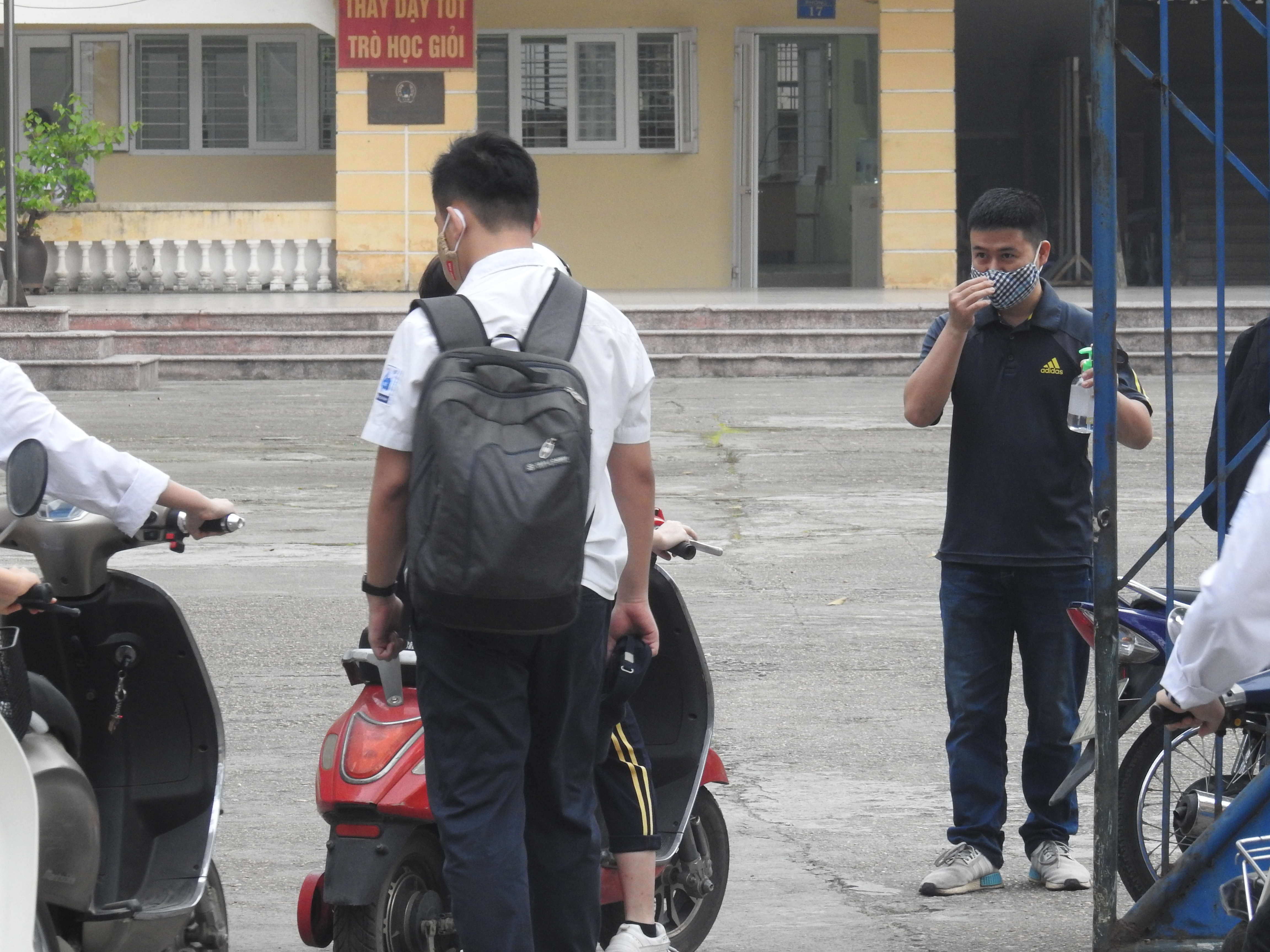 Hà Nội: Học sinh được đo thân nhiệt, giữ khoảng cách 2m trong ngày trở lại trường - Ảnh 4. Hà Nội: Học sinh được đo thân nhiệt, giữ khoảng cách 2m trong ngày trở lại trường - Ảnh 4.