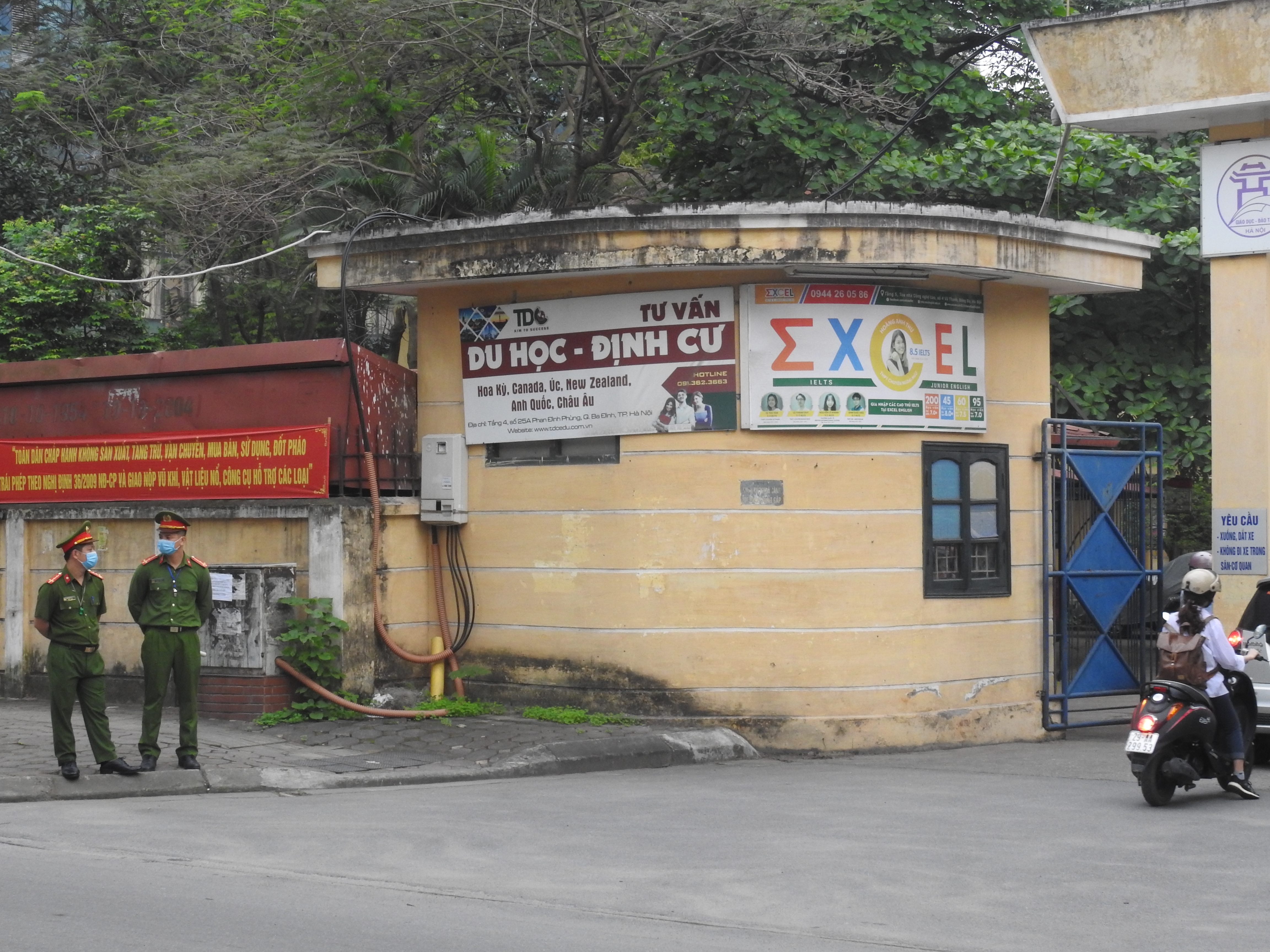 Hà Nội: Học sinh được đo thân nhiệt, giữ khoảng cách 2m trong ngày trở lại trường - Ảnh 5. Hà Nội: Học sinh được đo thân nhiệt, giữ khoảng cách 2m trong ngày trở lại trường - Ảnh 5.