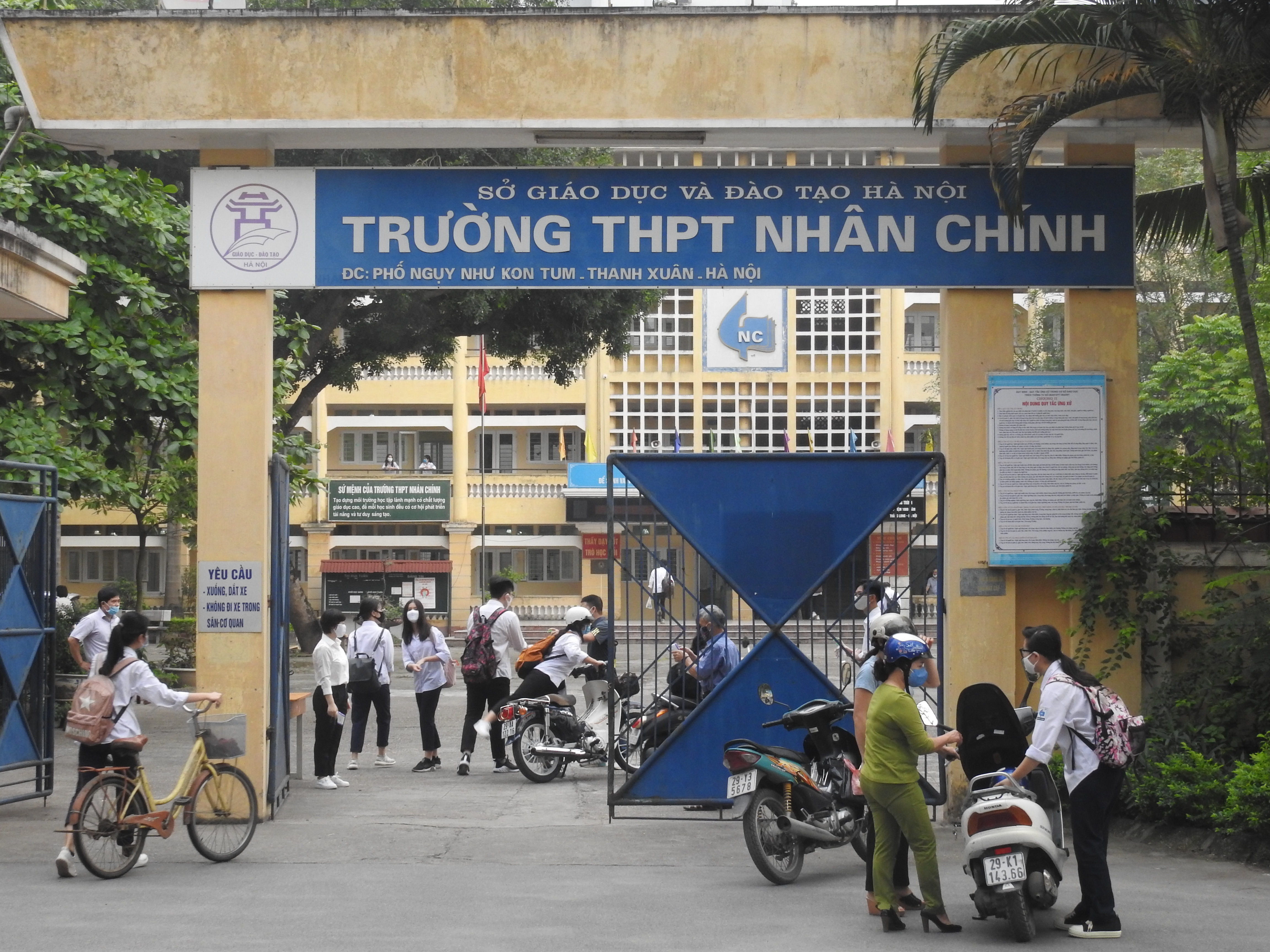 Hà Nội: Học sinh được đo thân nhiệt, giữ khoảng cách 2m trong ngày trở lại trường - Ảnh 1. Hà Nội: Học sinh được đo thân nhiệt, giữ khoảng cách 2m trong ngày trở lại trường - Ảnh 1.