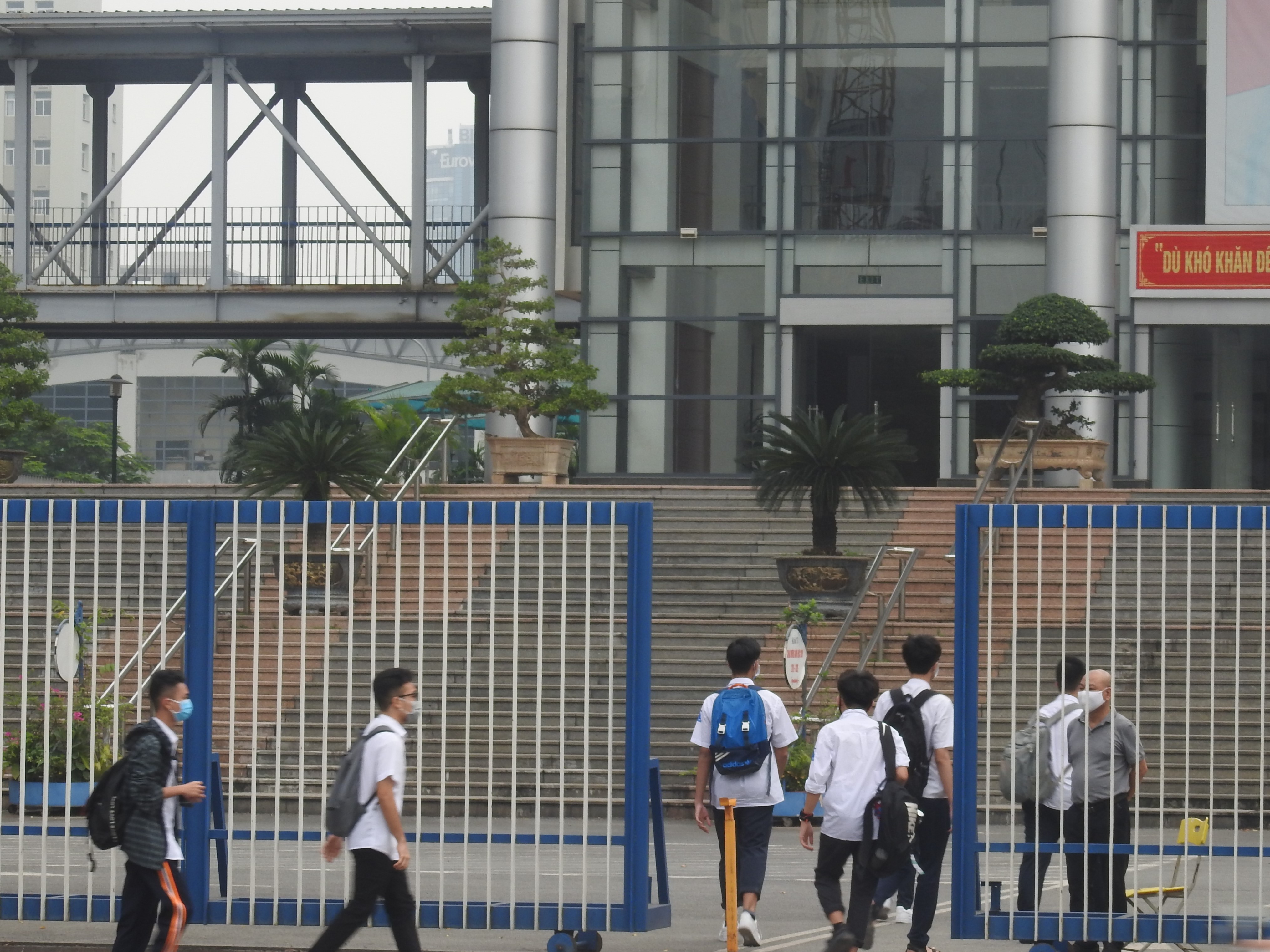 Hà Nội: Học sinh được đo thân nhiệt, giữ khoảng cách 2m trong ngày trở lại trường - Ảnh 8. Hà Nội: Học sinh được đo thân nhiệt, giữ khoảng cách 2m trong ngày trở lại trường - Ảnh 8.