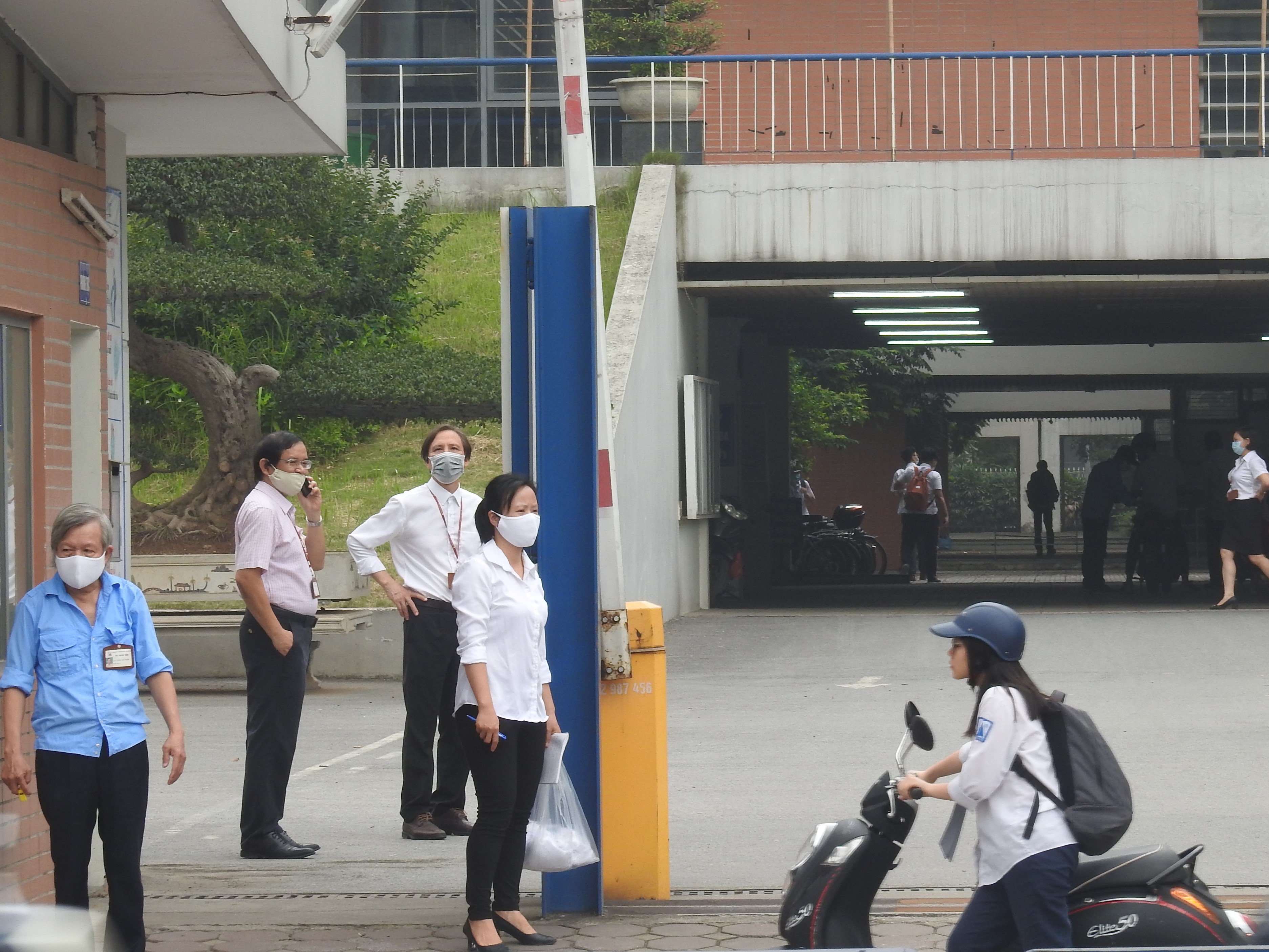 Hà Nội: Học sinh được đo thân nhiệt, giữ khoảng cách 2m trong ngày trở lại trường - Ảnh 7. Hà Nội: Học sinh được đo thân nhiệt, giữ khoảng cách 2m trong ngày trở lại trường - Ảnh 7.