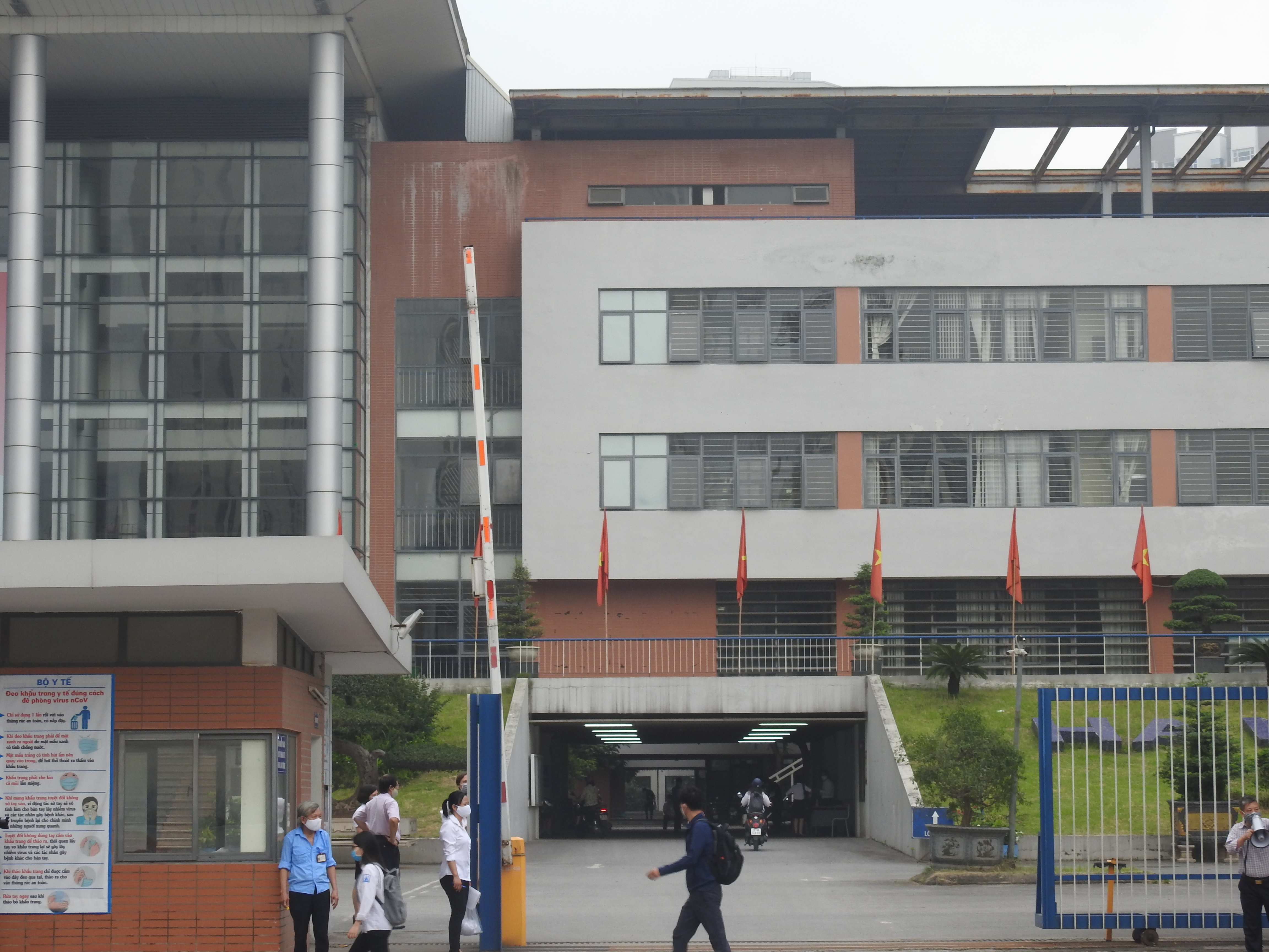 Hà Nội: Học sinh được đo thân nhiệt, giữ khoảng cách 2m trong ngày trở lại trường - Ảnh 6. Hà Nội: Học sinh được đo thân nhiệt, giữ khoảng cách 2m trong ngày trở lại trường - Ảnh 6.