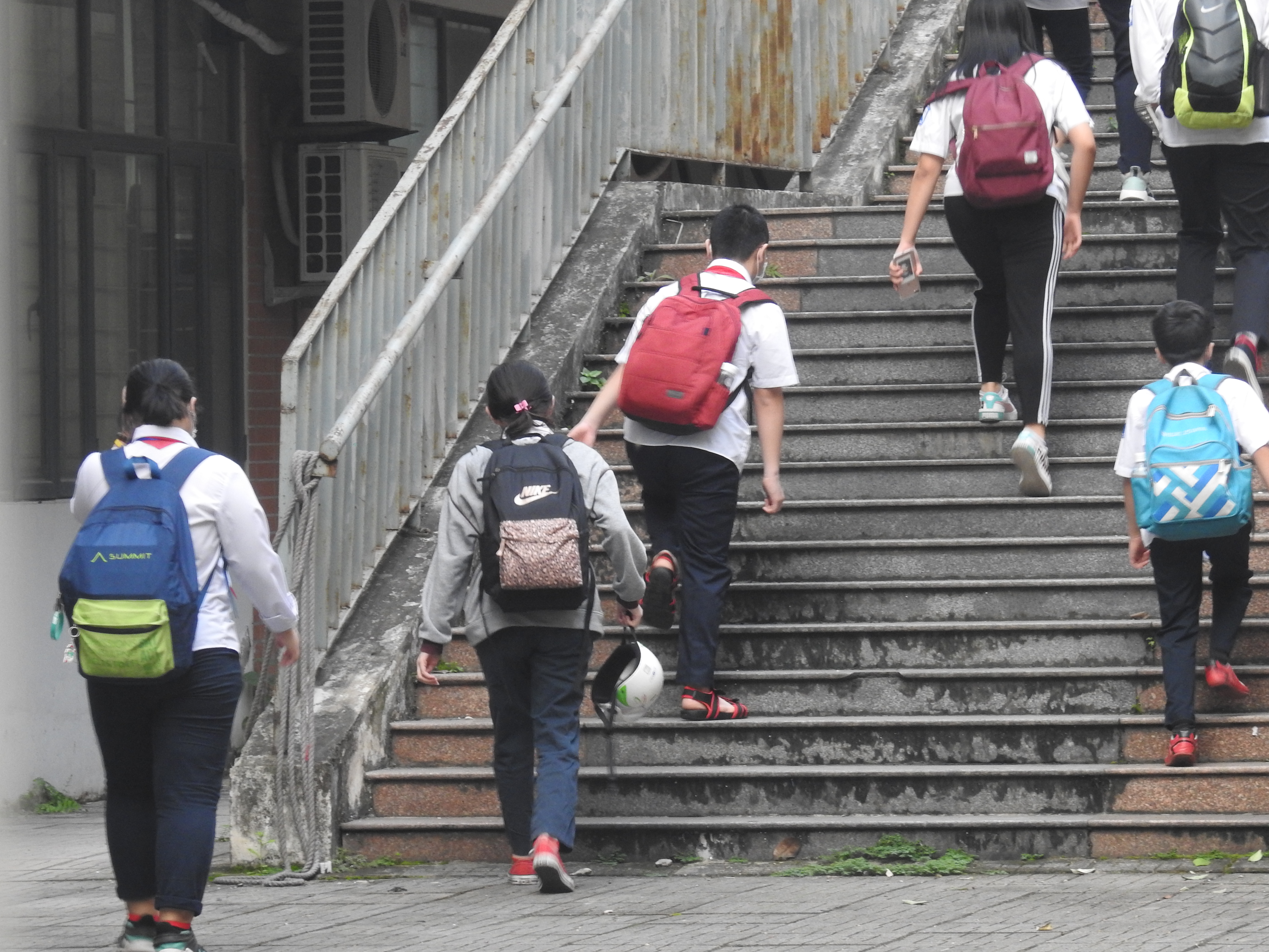 Hà Nội: Học sinh được đo thân nhiệt, giữ khoảng cách 2m trong ngày trở lại trường - Ảnh 13. Hà Nội: Học sinh được đo thân nhiệt, giữ khoảng cách 2m trong ngày trở lại trường - Ảnh 13.