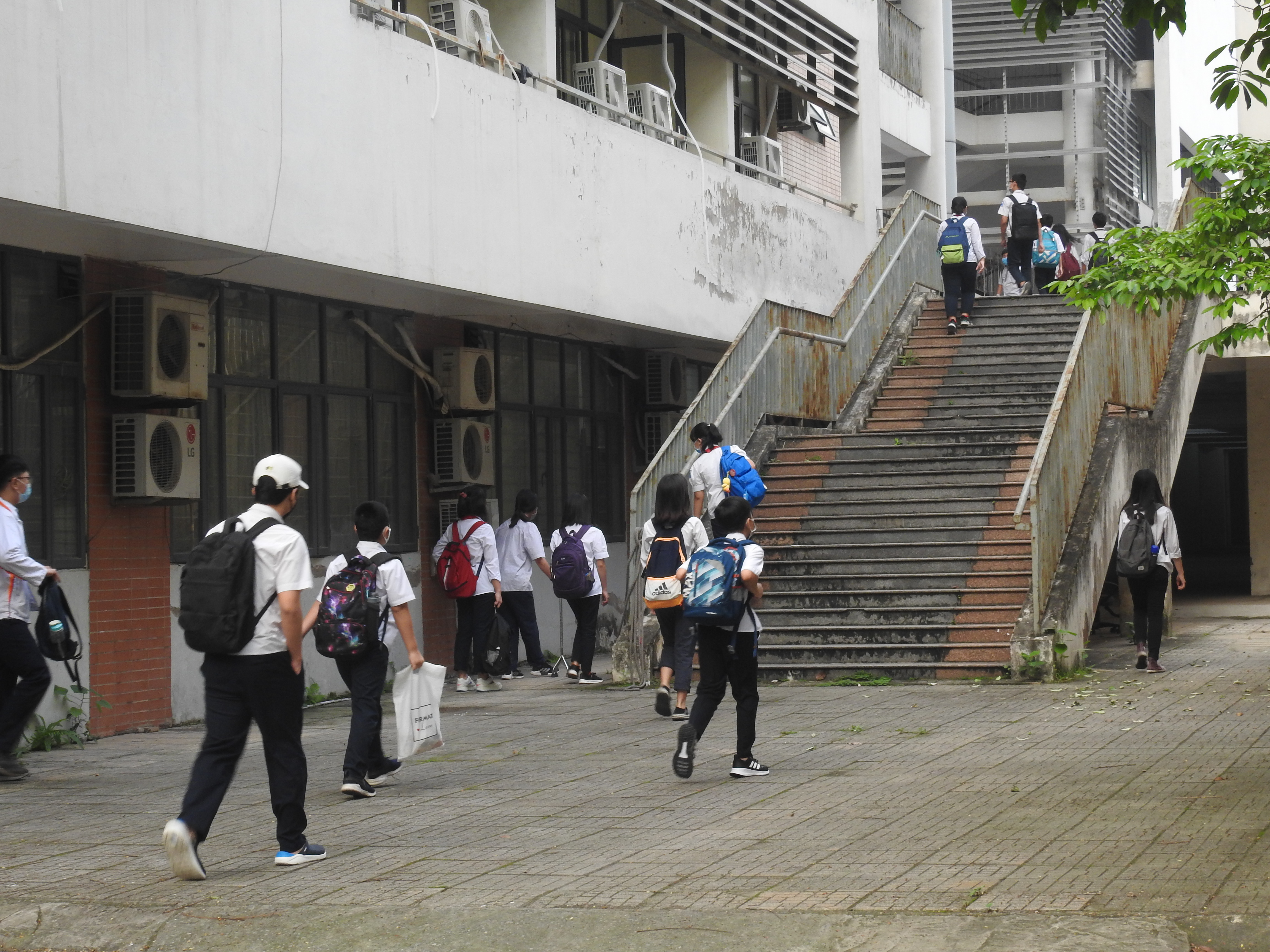 Hà Nội: Học sinh được đo thân nhiệt, giữ khoảng cách 2m trong ngày trở lại trường - Ảnh 12. Hà Nội: Học sinh được đo thân nhiệt, giữ khoảng cách 2m trong ngày trở lại trường - Ảnh 12.