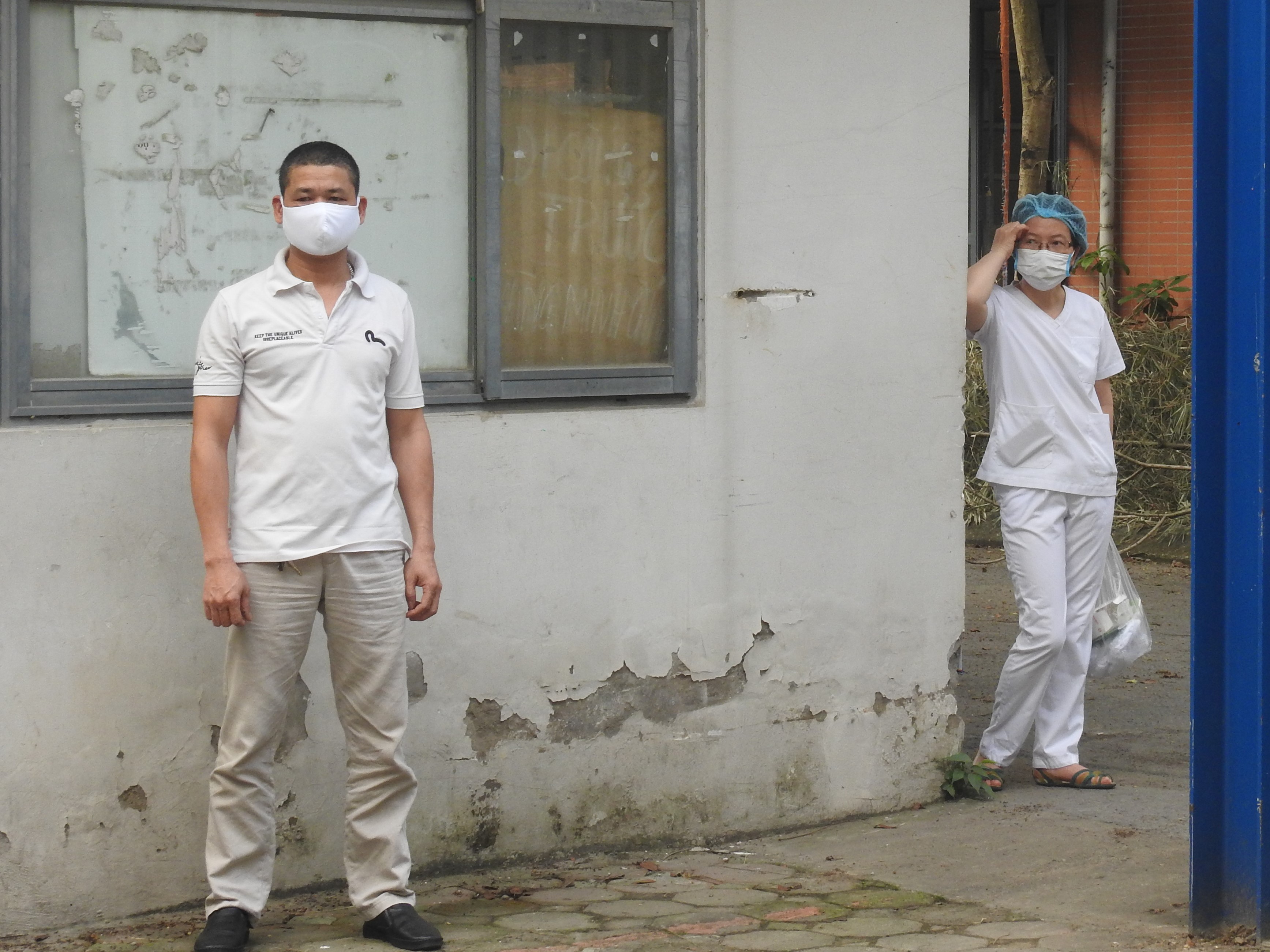 Hà Nội: Học sinh được đo thân nhiệt, giữ khoảng cách 2m trong ngày trở lại trường - Ảnh 10. Hà Nội: Học sinh được đo thân nhiệt, giữ khoảng cách 2m trong ngày trở lại trường - Ảnh 10.