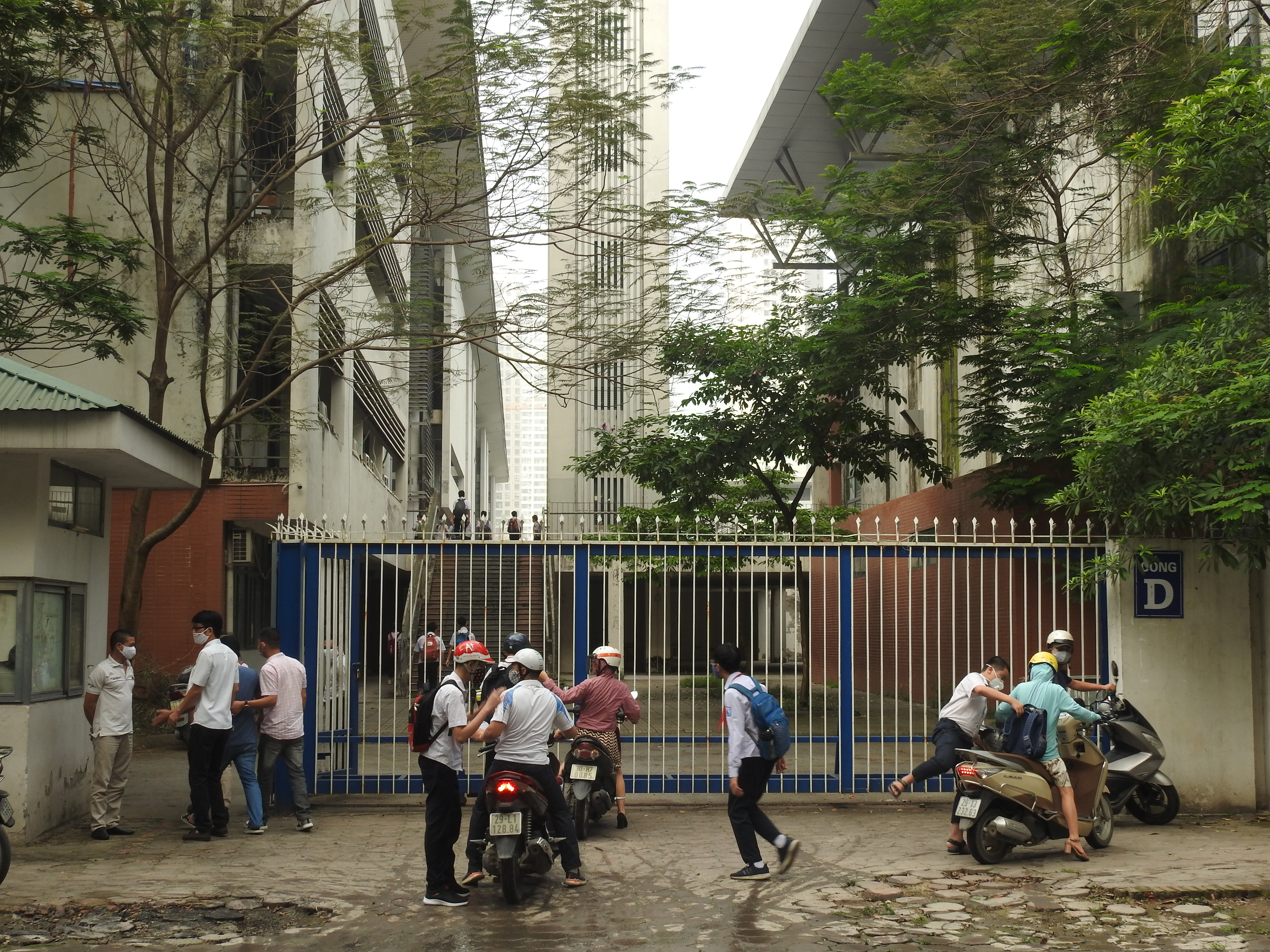 Hà Nội: Học sinh được đo thân nhiệt, giữ khoảng cách 2m trong ngày trở lại trường - Ảnh 9. Hà Nội: Học sinh được đo thân nhiệt, giữ khoảng cách 2m trong ngày trở lại trường - Ảnh 9.