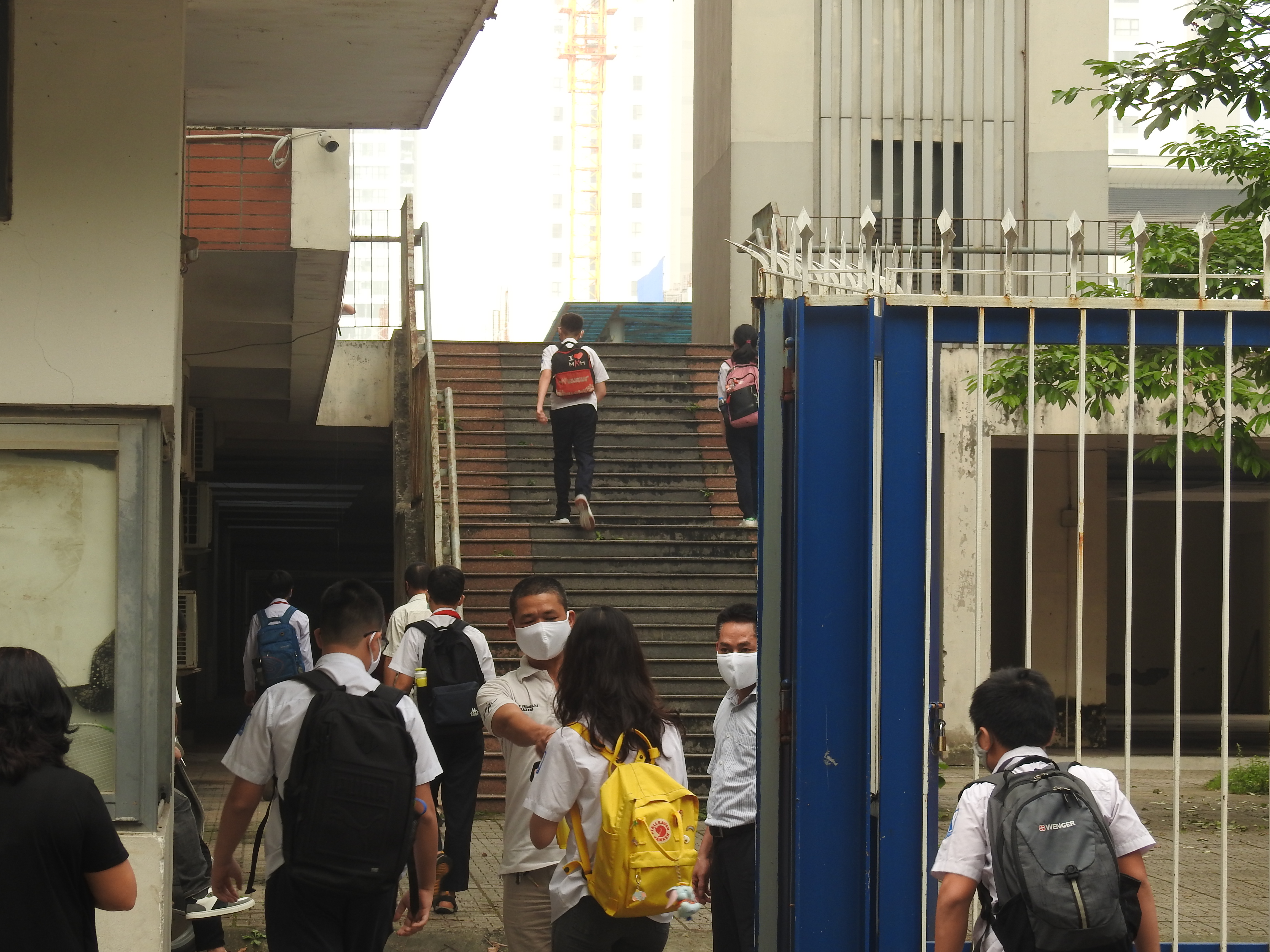 Hà Nội: Học sinh được đo thân nhiệt, giữ khoảng cách 2m trong ngày trở lại trường - Ảnh 11. Hà Nội: Học sinh được đo thân nhiệt, giữ khoảng cách 2m trong ngày trở lại trường - Ảnh 11.