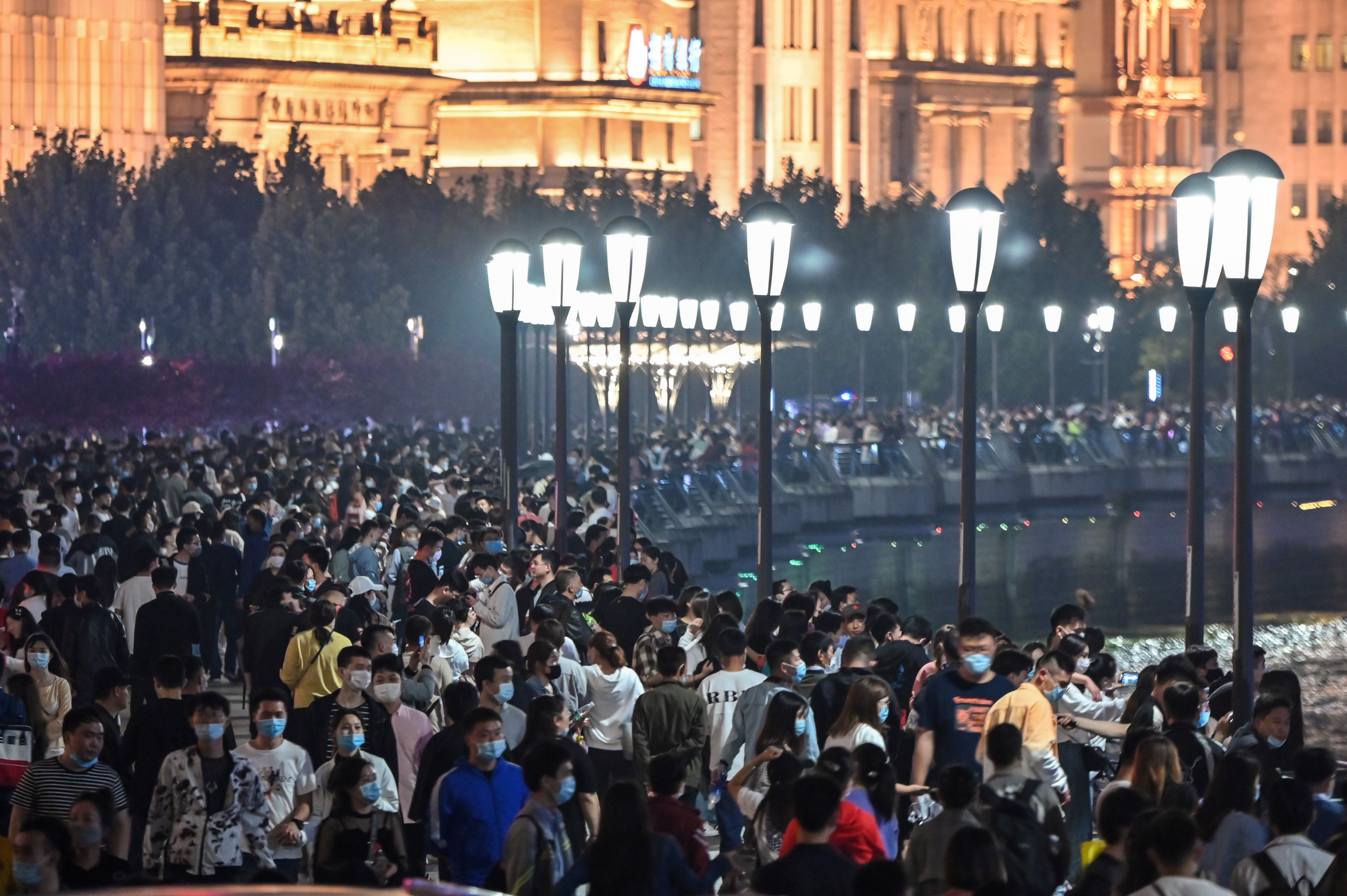 Vừa mở cửa du lịch, hơn 1 triệu người đổ tới các điểm tham quan ở Thượng Hải  - Ảnh 1.