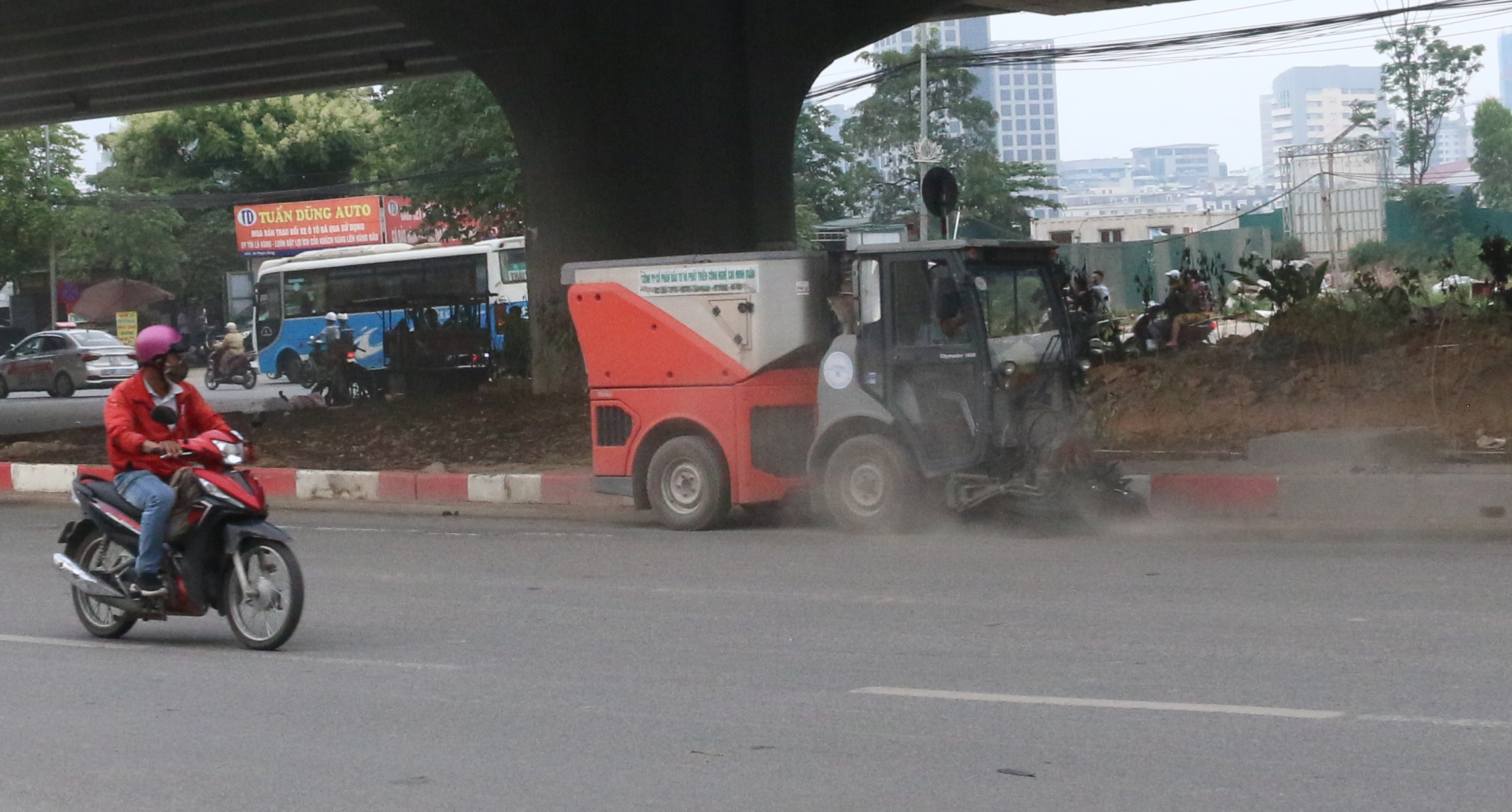 Xe môi trường gây bụi mù mịt vào giờ cao điểm, 'biển' người hít bụi cả đoạn đường dài - Ảnh 9. Xe môi trường gây bụi mù mịt vào giờ cao điểm, 'biển' người hít bụi cả đoạn đường dài - Ảnh 9.