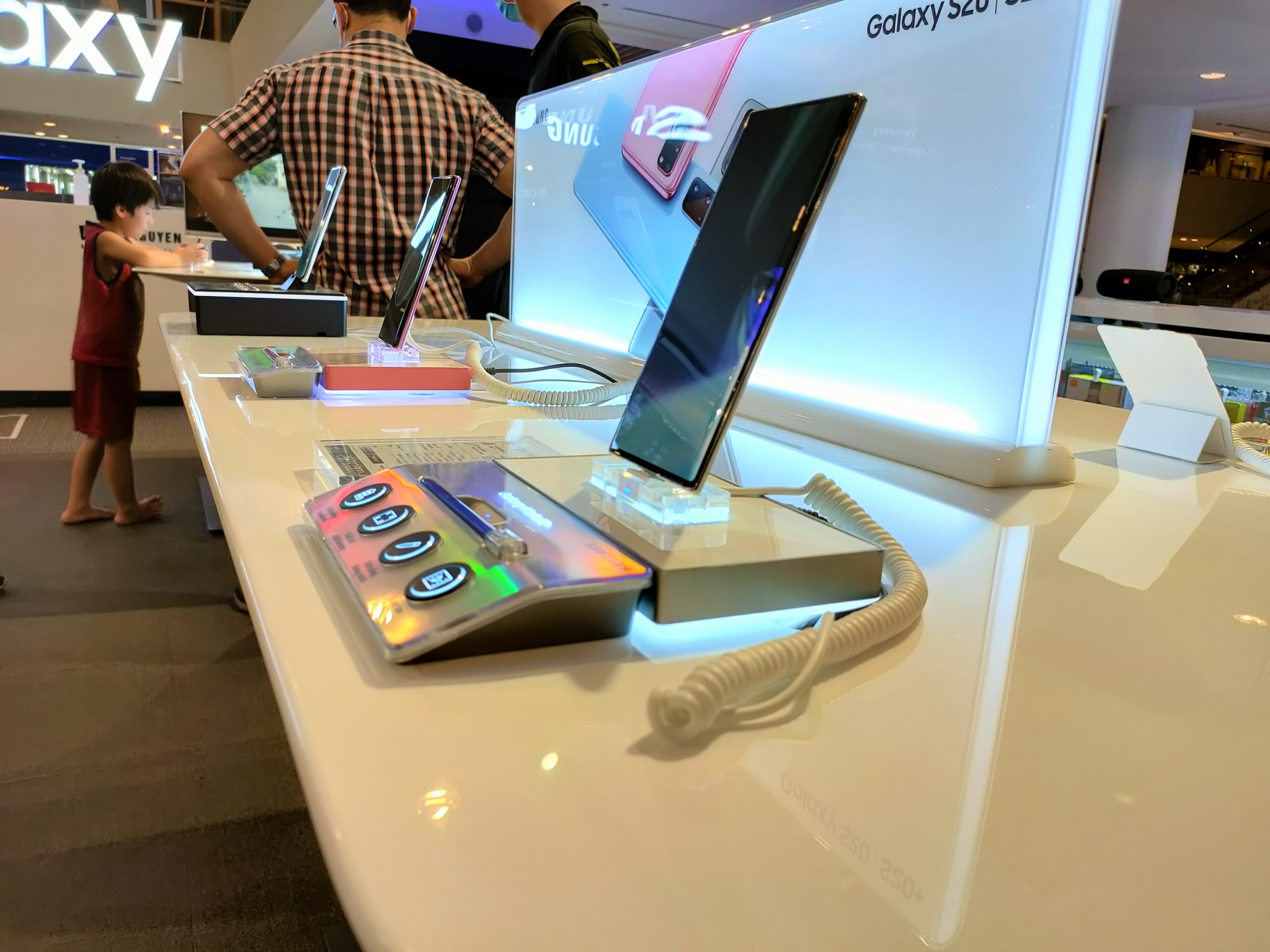iPhone và Samsung tiếp tục nhận ưu đãi trong chương trình điện thoại giảm giá - Ảnh 1. iPhone và Samsung tiếp tục nhận ưu đãi trong chương trình điện thoại giảm giá - Ảnh 1.