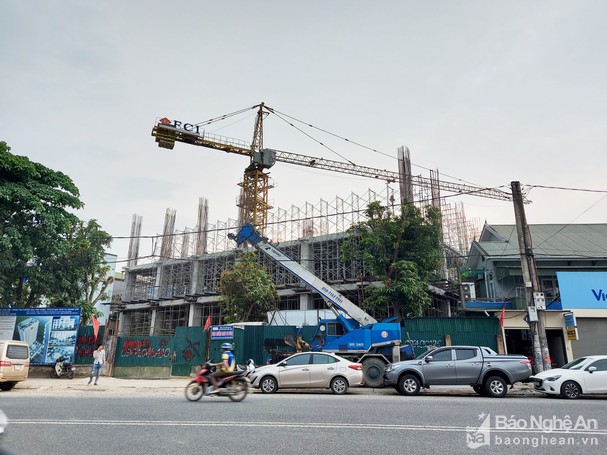 Niêm phong cổng vào dự án của Công ty CP Tập đoàn Hoành Sơn tại TP Vinh - Ảnh 1. Niêm phong cổng vào dự án của Công ty CP Tập đoàn Hoành Sơn tại TP Vinh - Ảnh 1.