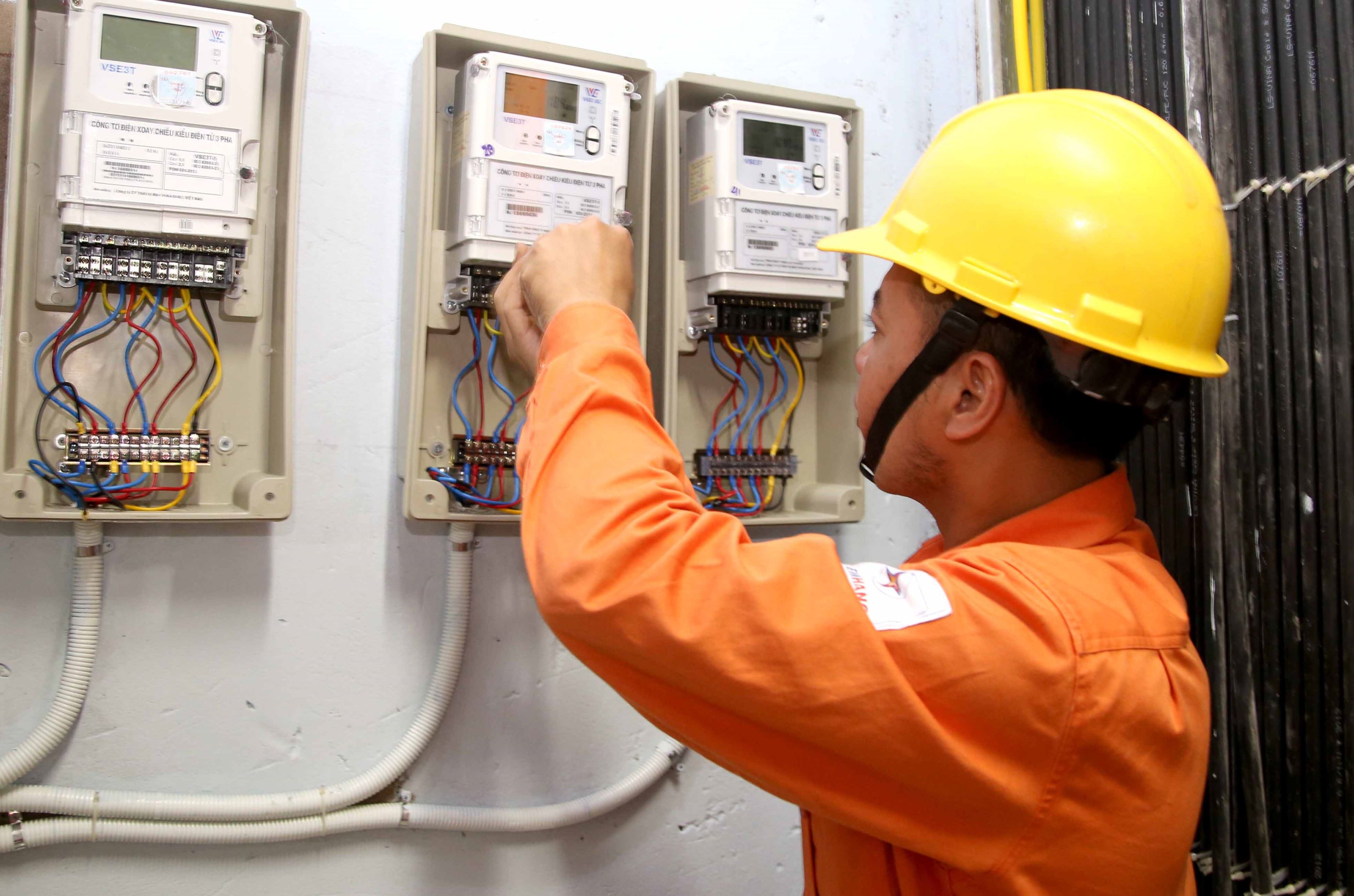 Ngành điện lí giải 'vì sao sử dụng điện cũng nhiêu đó nhưng tiền điện tháng 4 bỗng tăng gấp đôi' - Ảnh 2. Ngành điện lí giải 'vì sao sử dụng điện cũng nhiêu đó nhưng tiền điện tháng 4 bỗng tăng gấp đôi' - Ảnh 2.