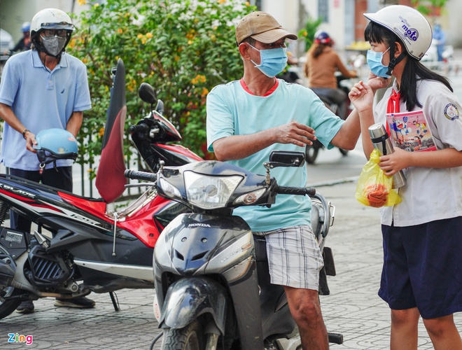 Nguy cơ cận thị, mỏi mắt khi học sinh đeo nón che giọt bắn liên tục - Ảnh 3. Nguy cơ cận thị, mỏi mắt khi học sinh đeo nón che giọt bắn liên tục - Ảnh 3.