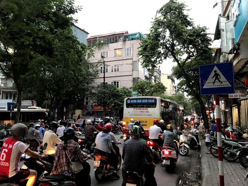 Phong tỏa dự án 8B Lê Trực, phương tiện đổ dồn về đường Sơn Tây gây ùn tắc nghiêm trọng giờ tan tầm - Ảnh 3.