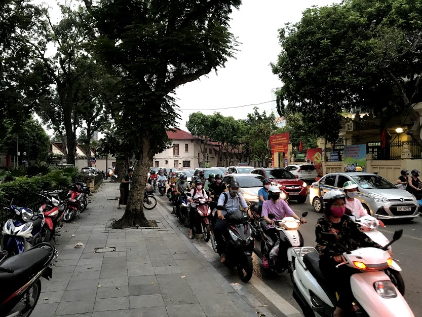 Phong tỏa dự án 8B Lê Trực, phương tiện đổ dồn về đường Sơn Tây gây ùn tắc nghiêm trọng giờ tan tầm - Ảnh 4.