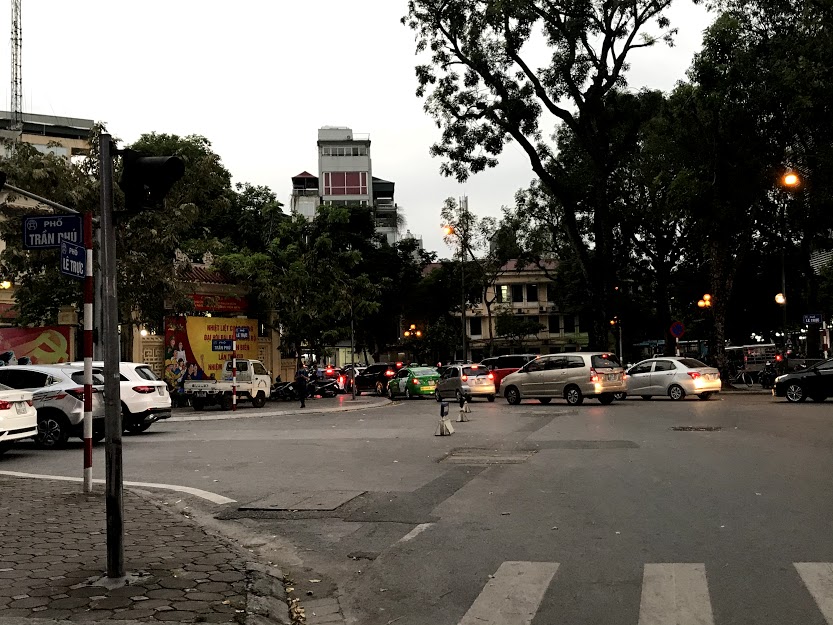 Phong tỏa dự án 8B Lê Trực, phương tiện đổ dồn về đường Sơn Tây gây ùn tắc nghiêm trọng giờ tan tầm - Ảnh 6.